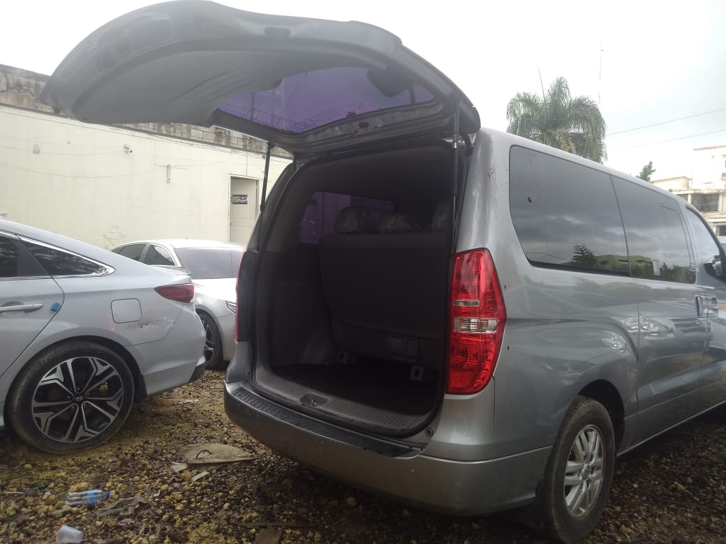 jeepetas y camionetas - HYUNDAI GRAND STAREX 2018 GRIS 9