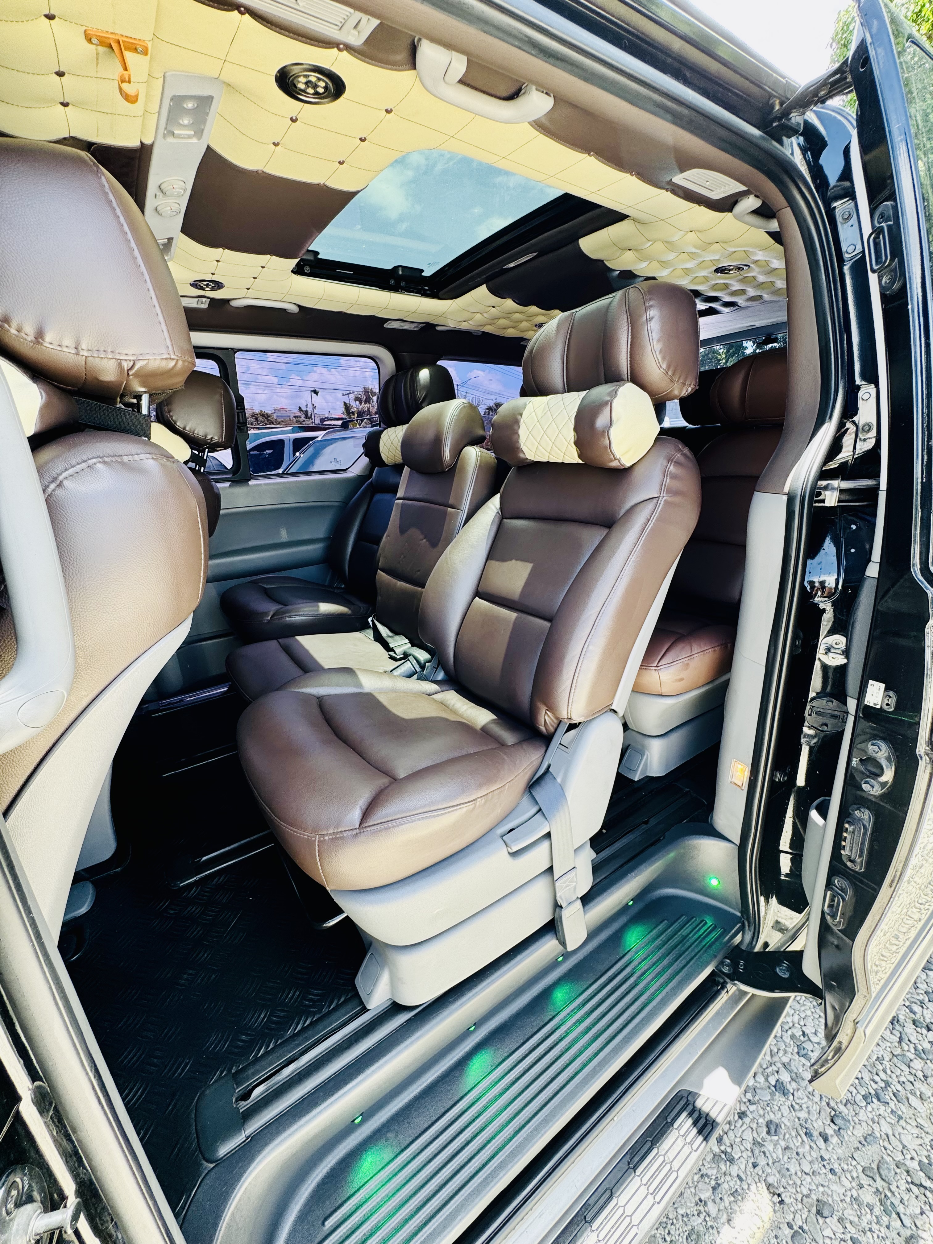 camiones y vehiculos pesados - Hyundai Grand Starex VIP double sunroof 4