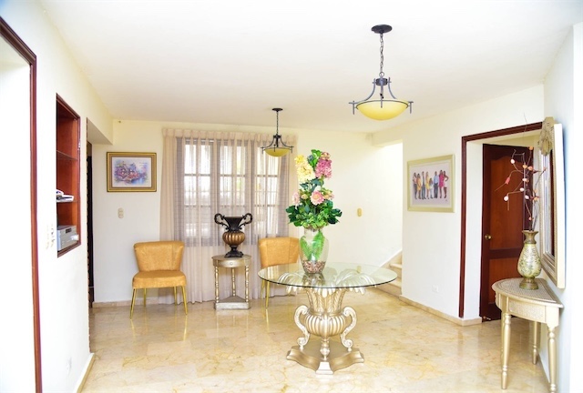 casas - Venta de casa en el exclusivo sector de Viejo Arroyo Hondo Distrito Nacional 5