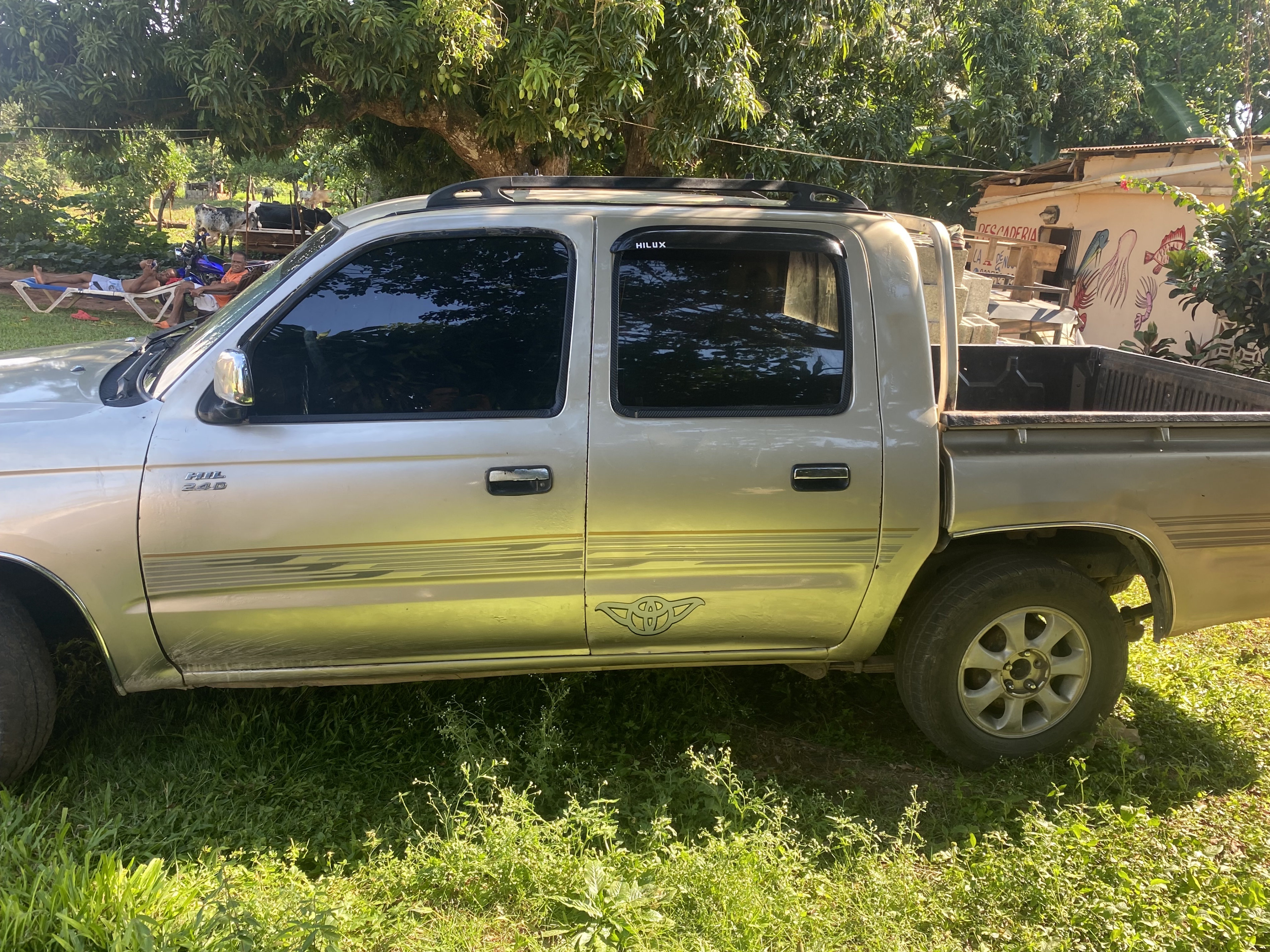 jeepetas y camionetas - se vende Toyota hilux 