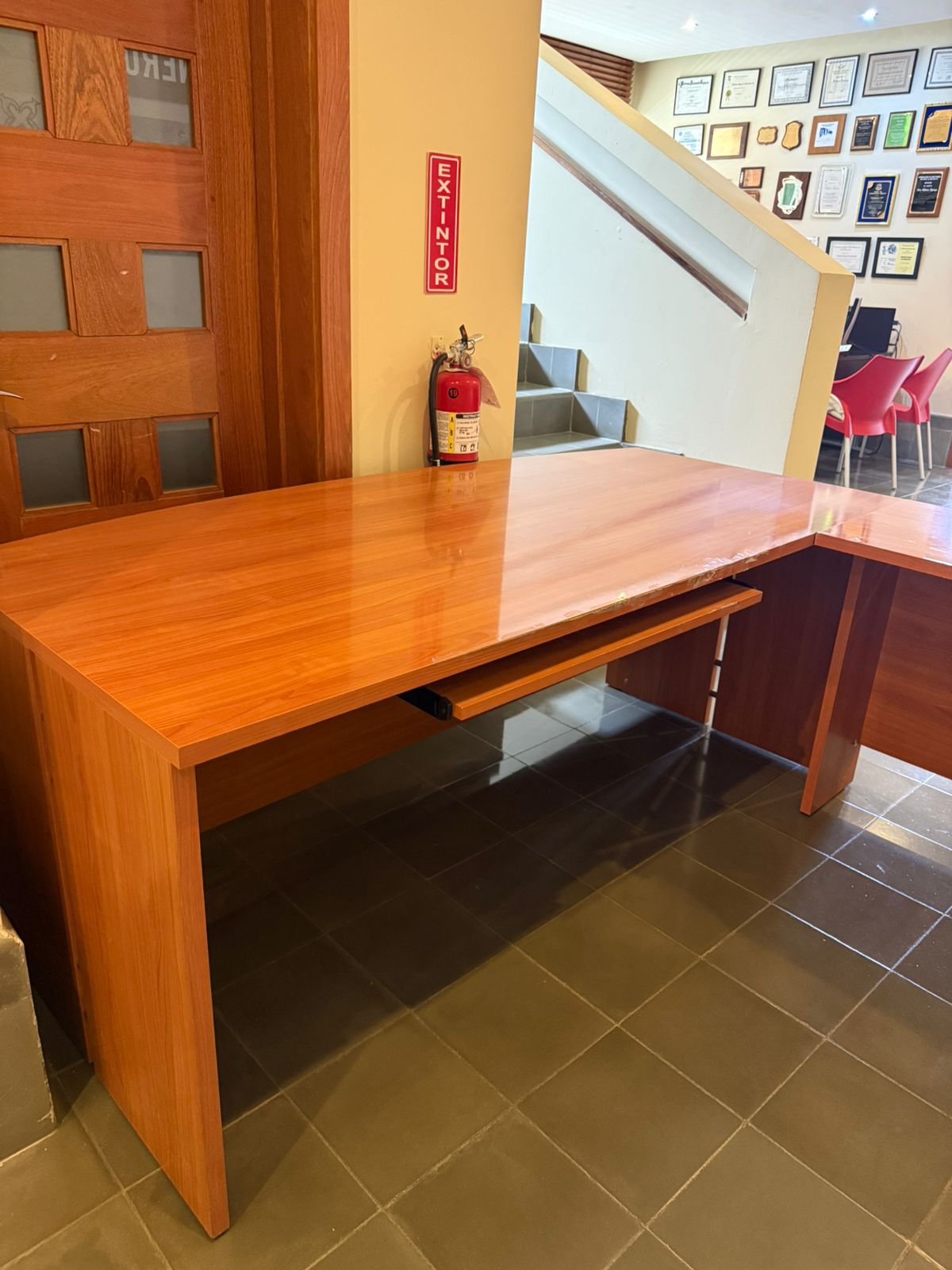 articulos de oficina - Vendo escritorio en madera prensada, con L incluida y módulo de gaveta 2
