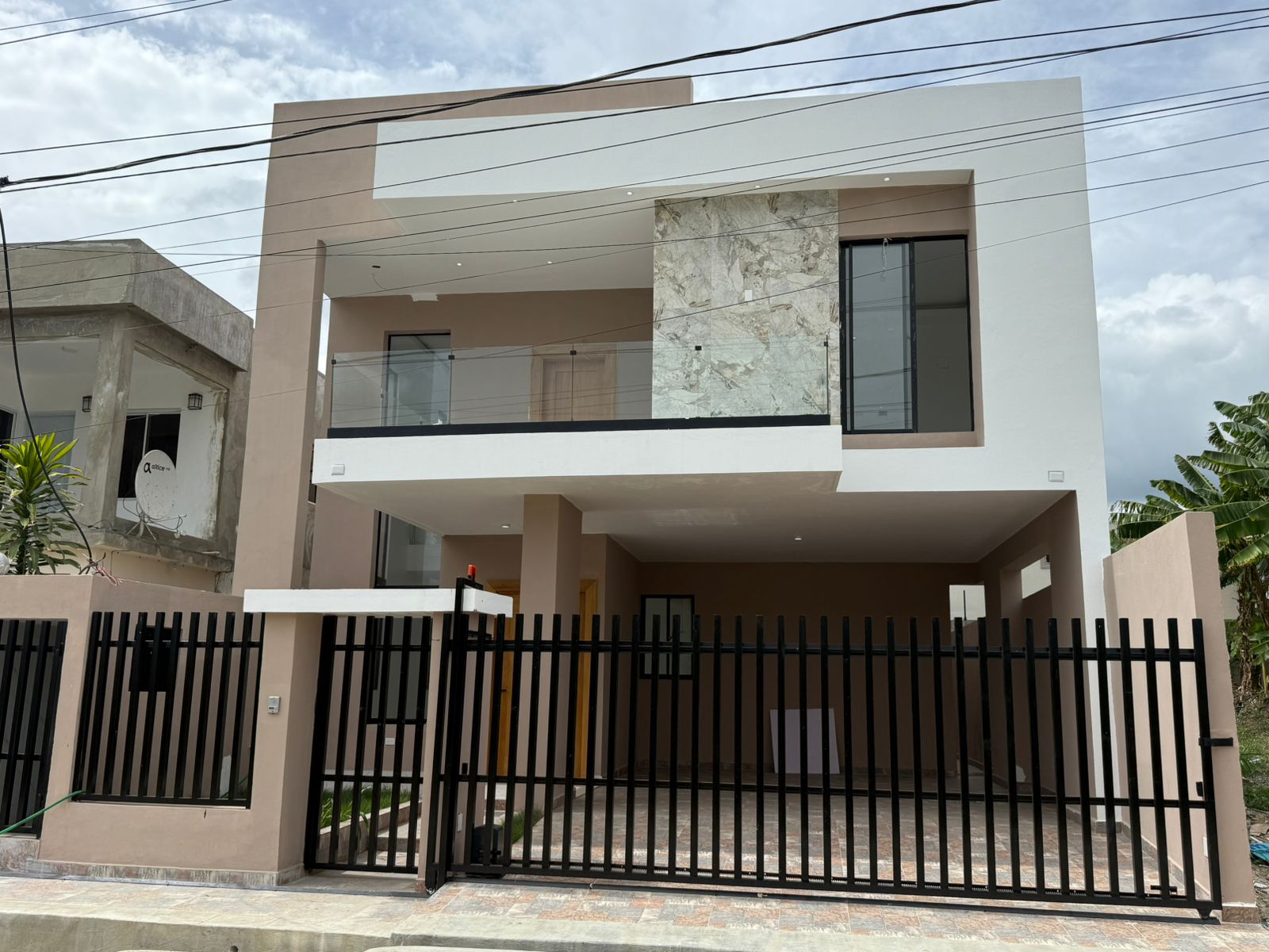 casas - CASA MODERNA EN VENTA DE DOS NIVELES, SANTIAGO.