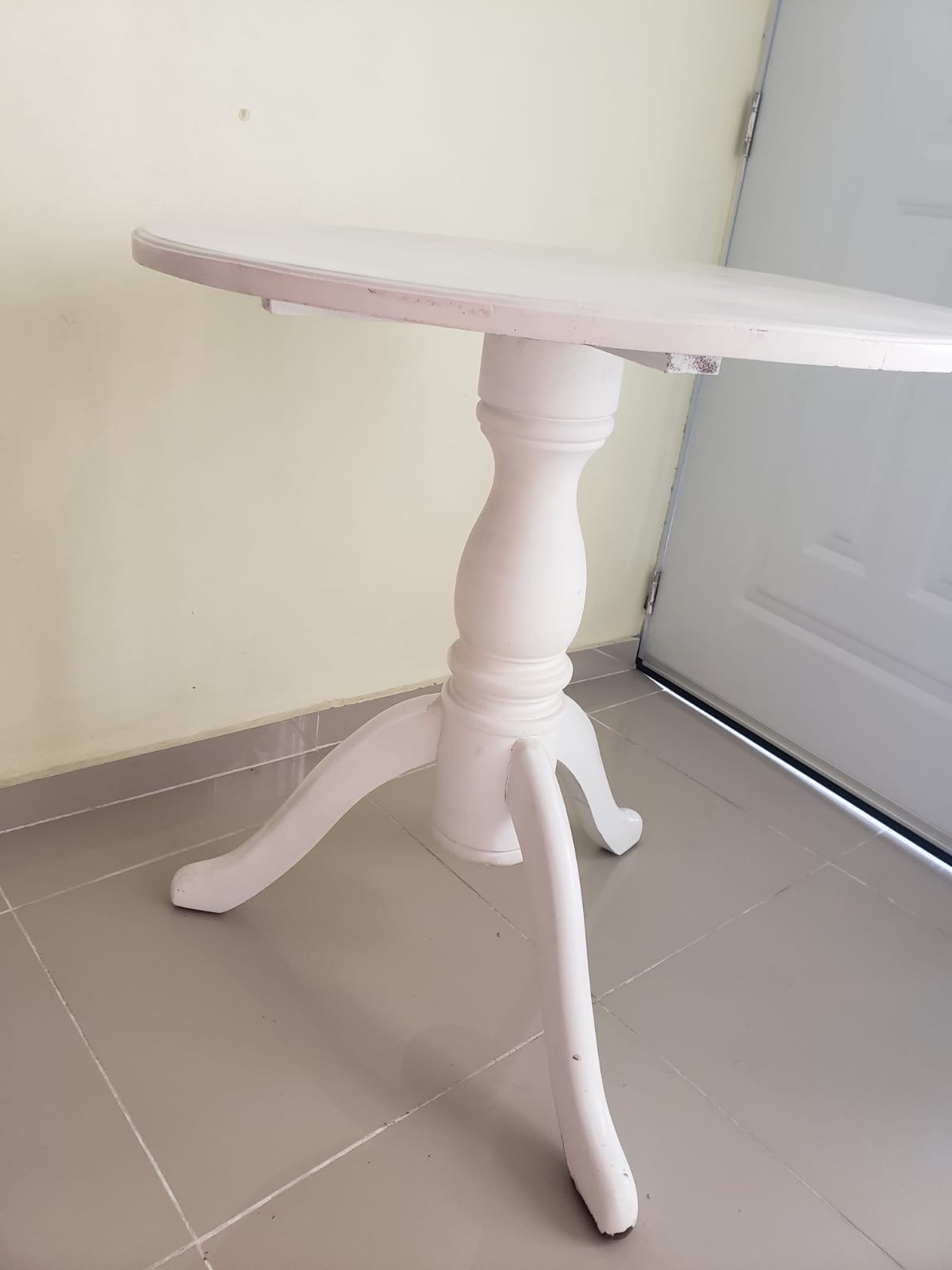 muebles y colchones - mesa redonda de caoba pintada de blanco de cuatro sillas 4500 negociable