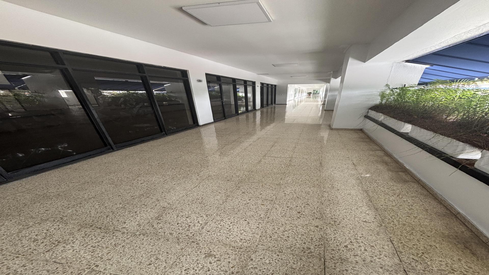 oficinas y locales comerciales - Alquiler Local Comercial Naco 2do piso 152Mts 5