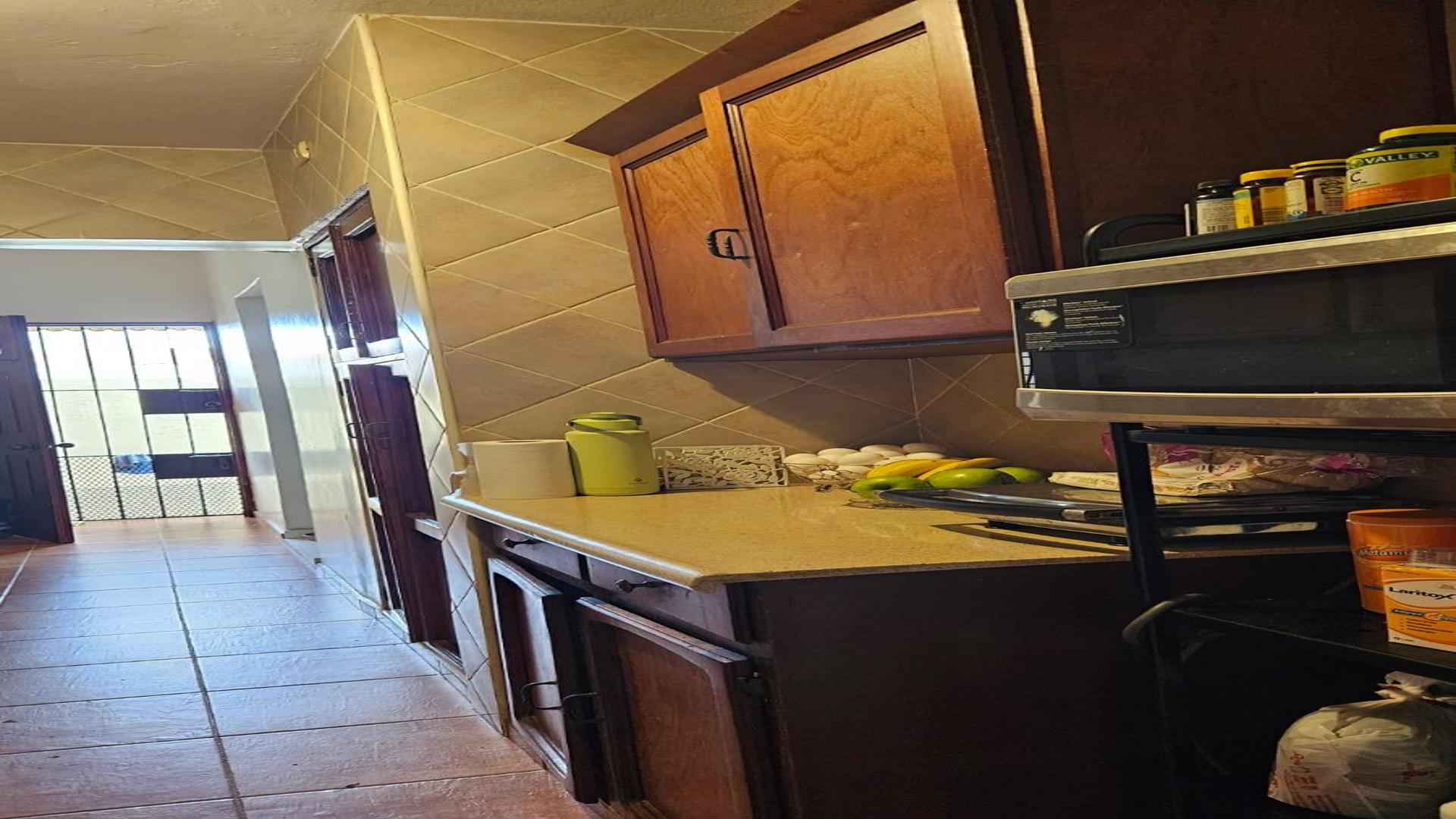 casas - VENDO CASA EN LA AV. INDEPENDENCIA D.N. 8