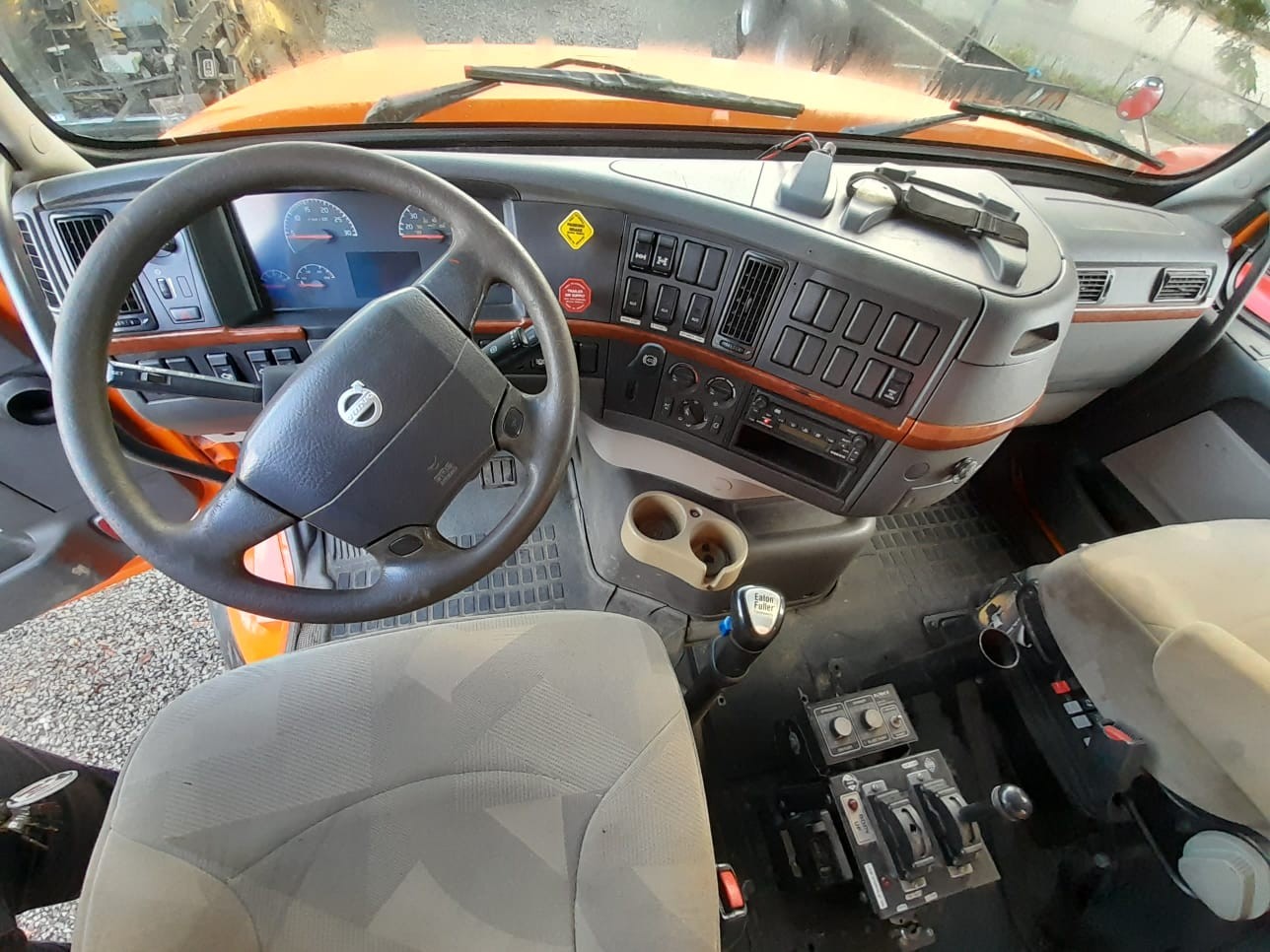 camiones y vehiculos pesados - VOLVO VHD VOLTEO año 2008 2
