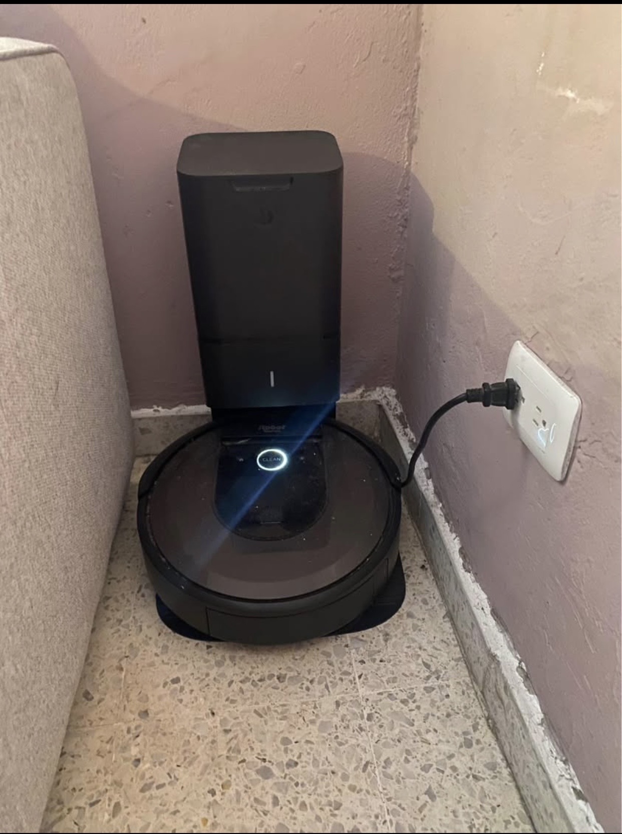 electrodomesticos - Aspiradora iRobot i7+ con estación de carga y vaciado de suciedad 0