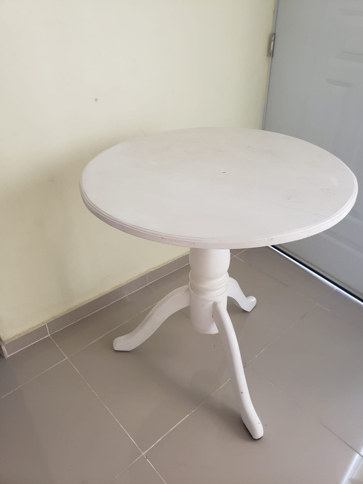 muebles y colchones - mesa redonda de caoba pintada de blanco de cuatro sillas 4500 negociable 1