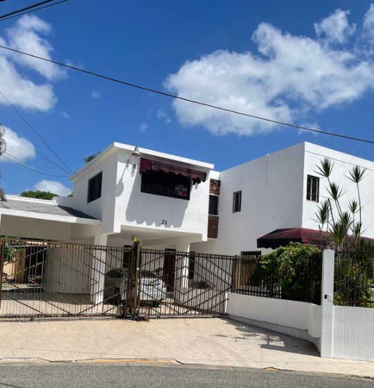 casas - Casa en venta en Los Restauradores próximo a la Luperón con mas de 1,300 metros 
