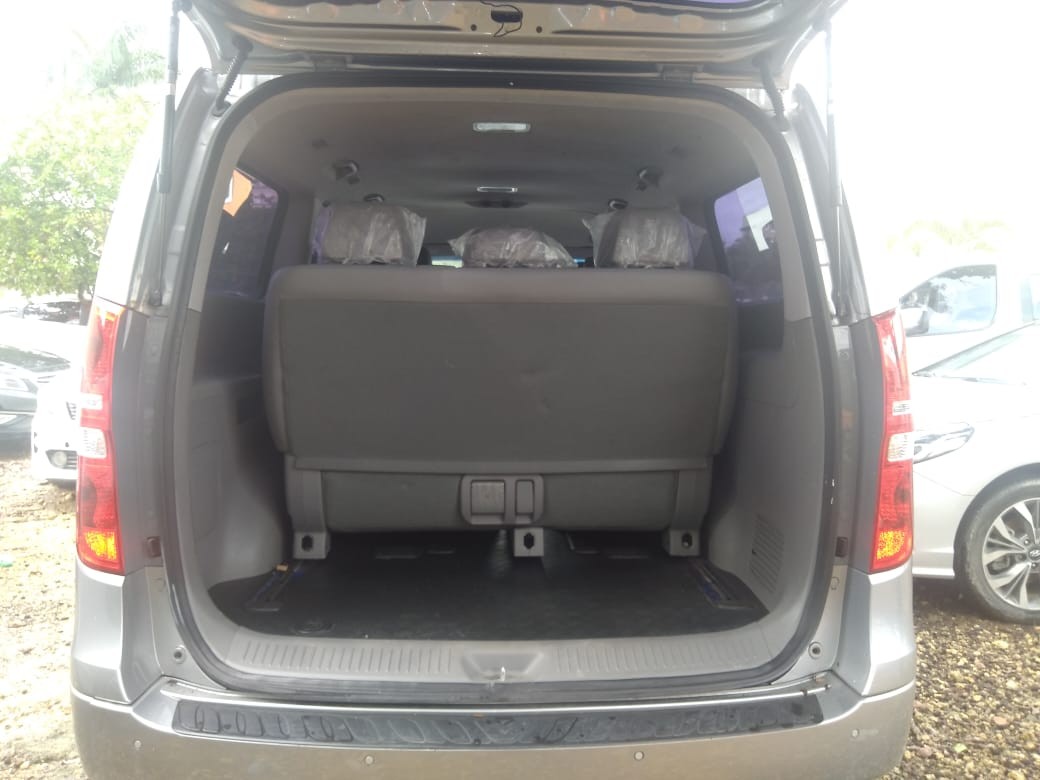 jeepetas y camionetas - HYUNDAI GRAND STAREX 2018 GRIS 8