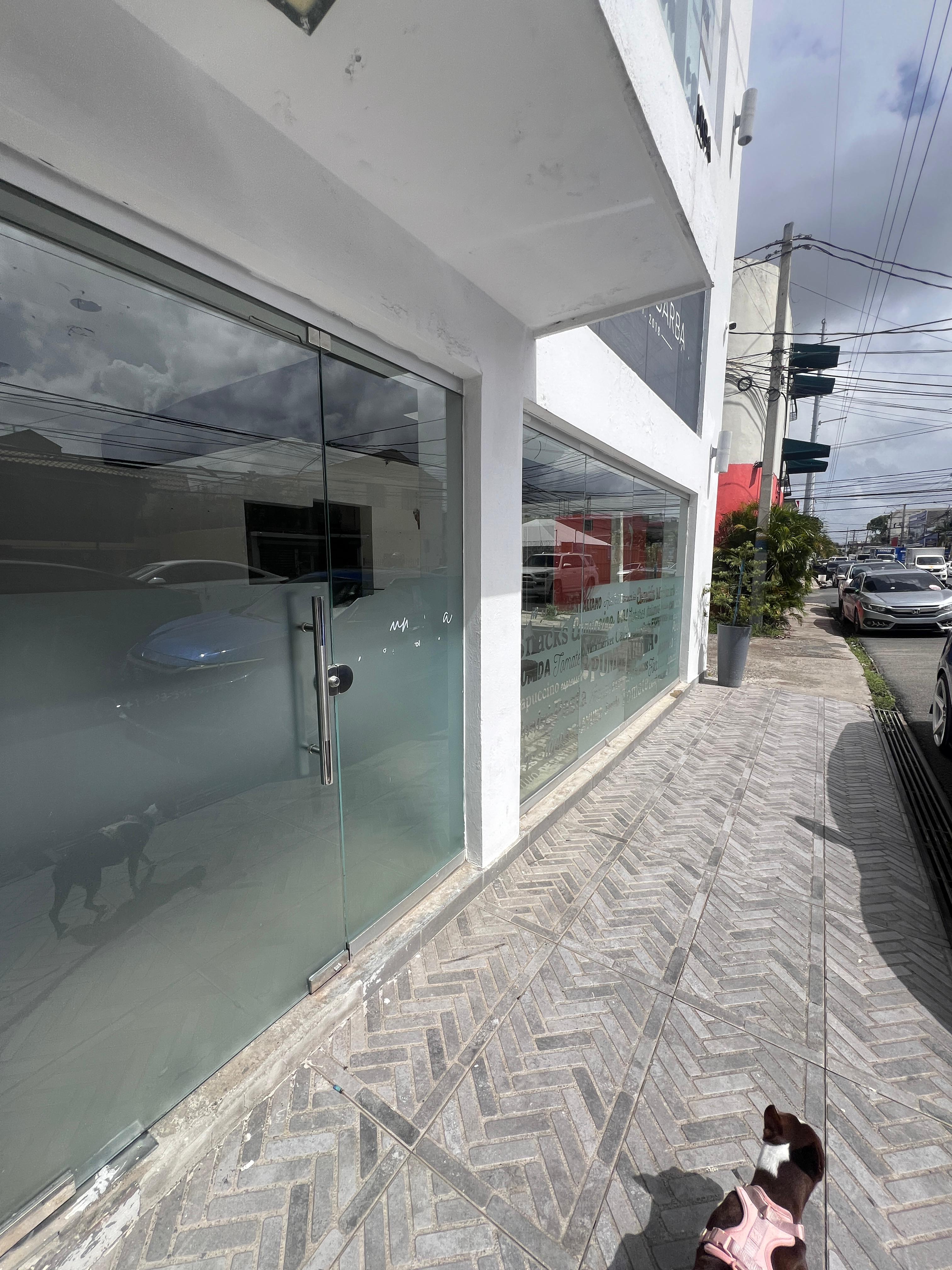 oficinas y locales comerciales - Local primer piso en el Milllon/quisqueya 