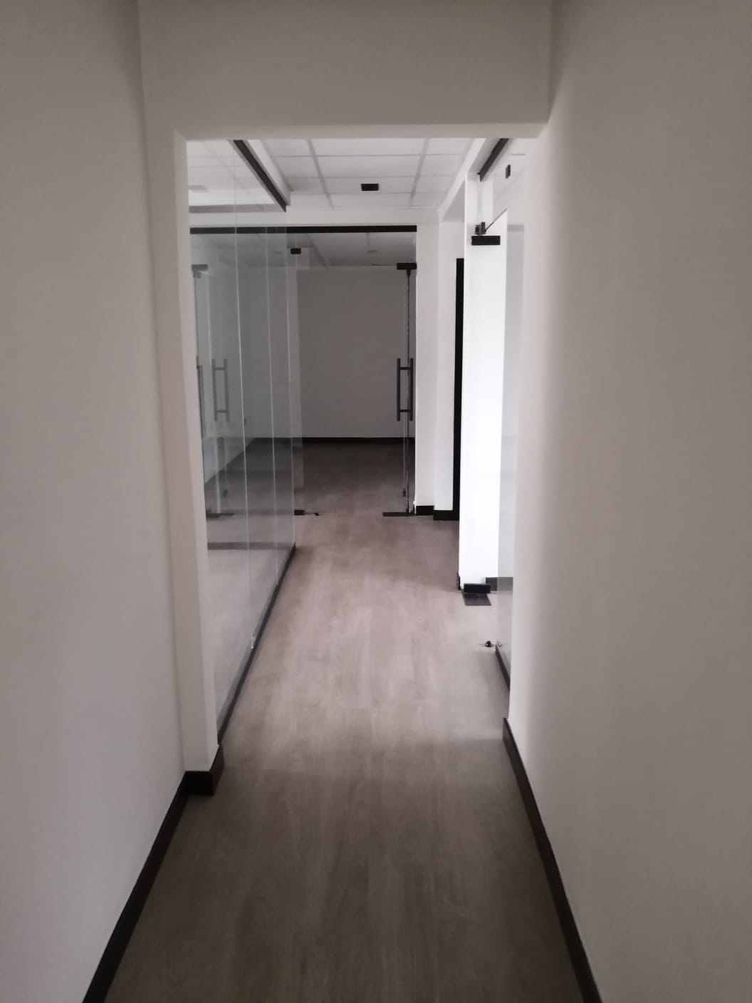oficinas y locales comerciales - LOCAL OFICINAS, 125 Mts2 EN GAZCUE, CALLE SANTIAGO, PROX. A LA BENITO MONCION 4