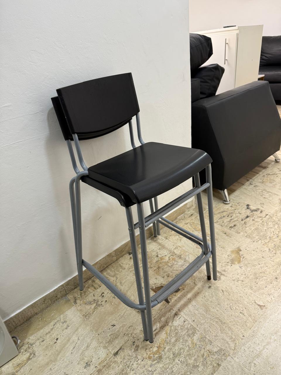 muebles y colchones - DOS SILLAS ALTAS EN BUEN ESTADO 0