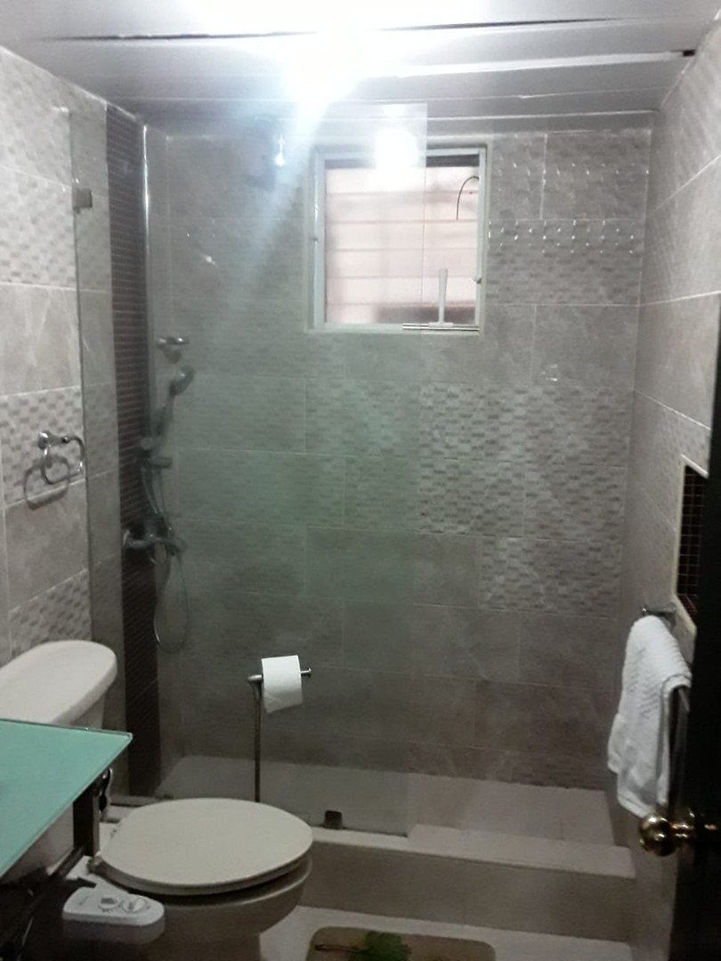 apartamentos - Habitacion compartida, amueblado,cama abanico, wifi, aire ac.  $ 15 US 5