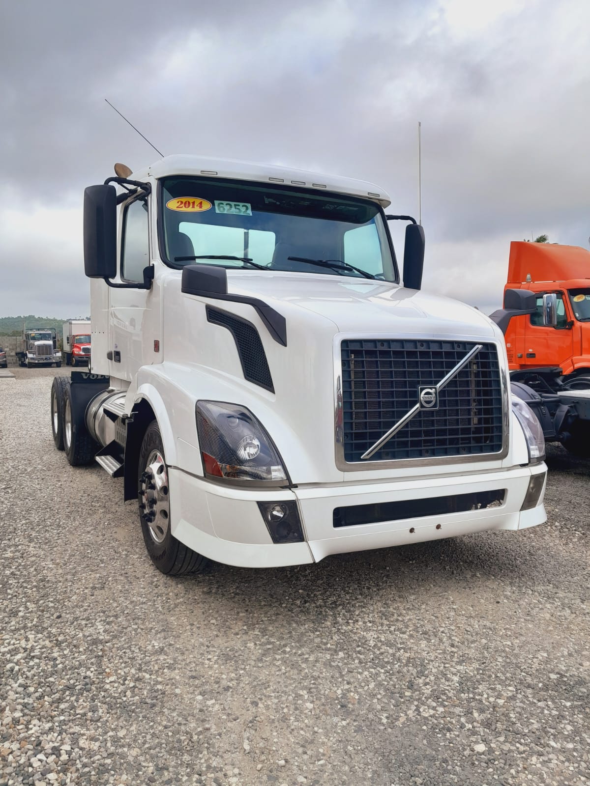 camiones y vehiculos pesados - Volvo VNL año 2014 0