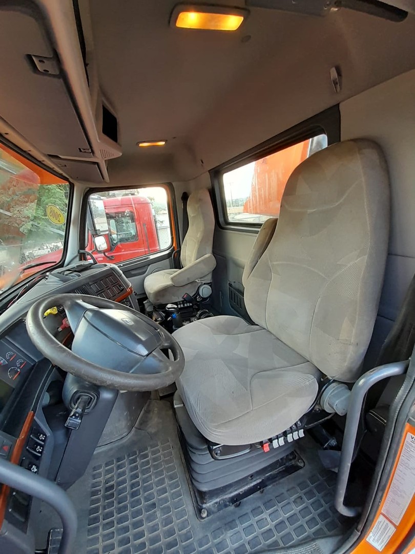 camiones y vehiculos pesados - VOLVO VHD VOLTEO año 2008 3