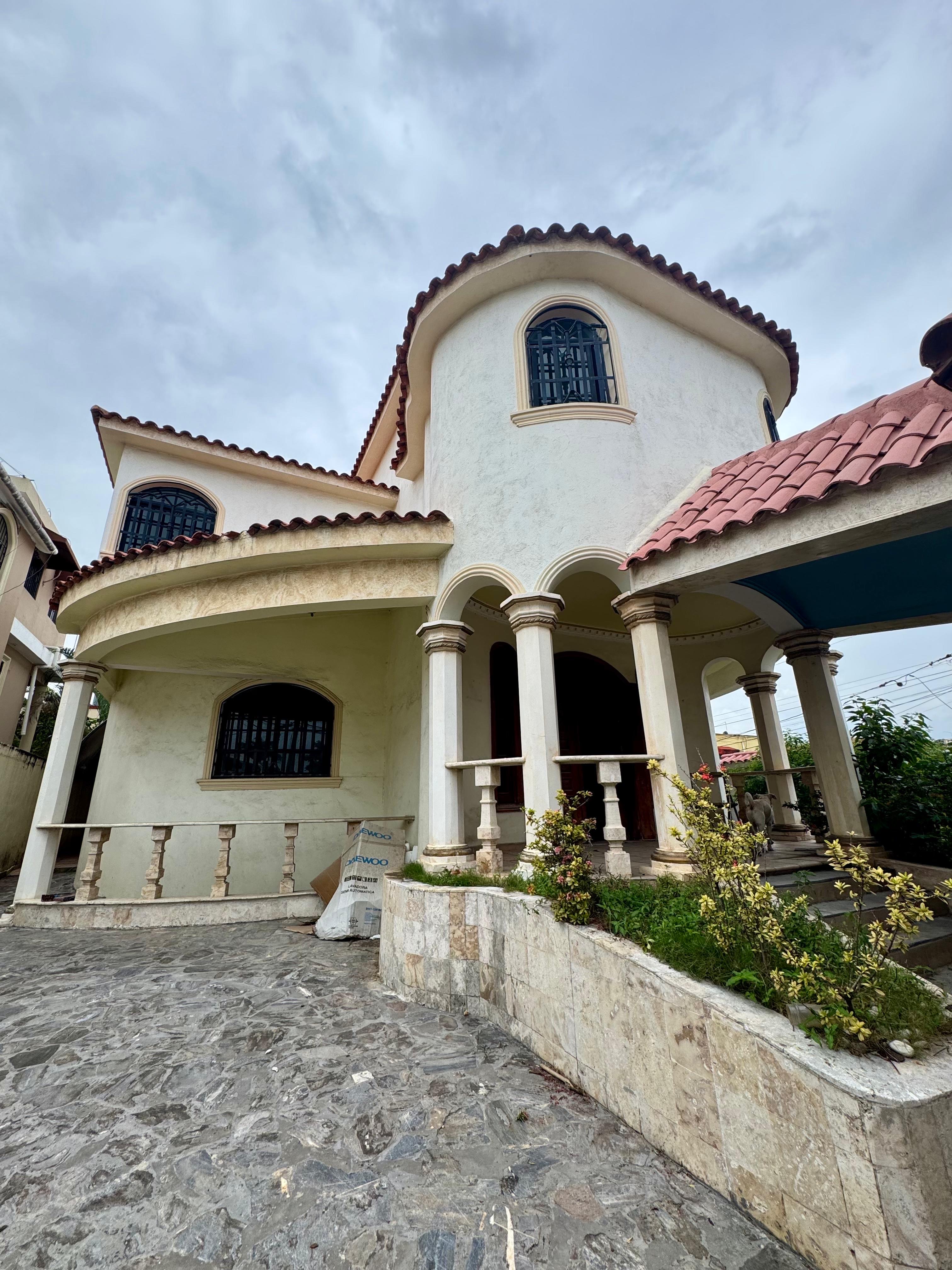 casas - venta de majestuosa casa con piscina en lucerna Santo Domingo este  1