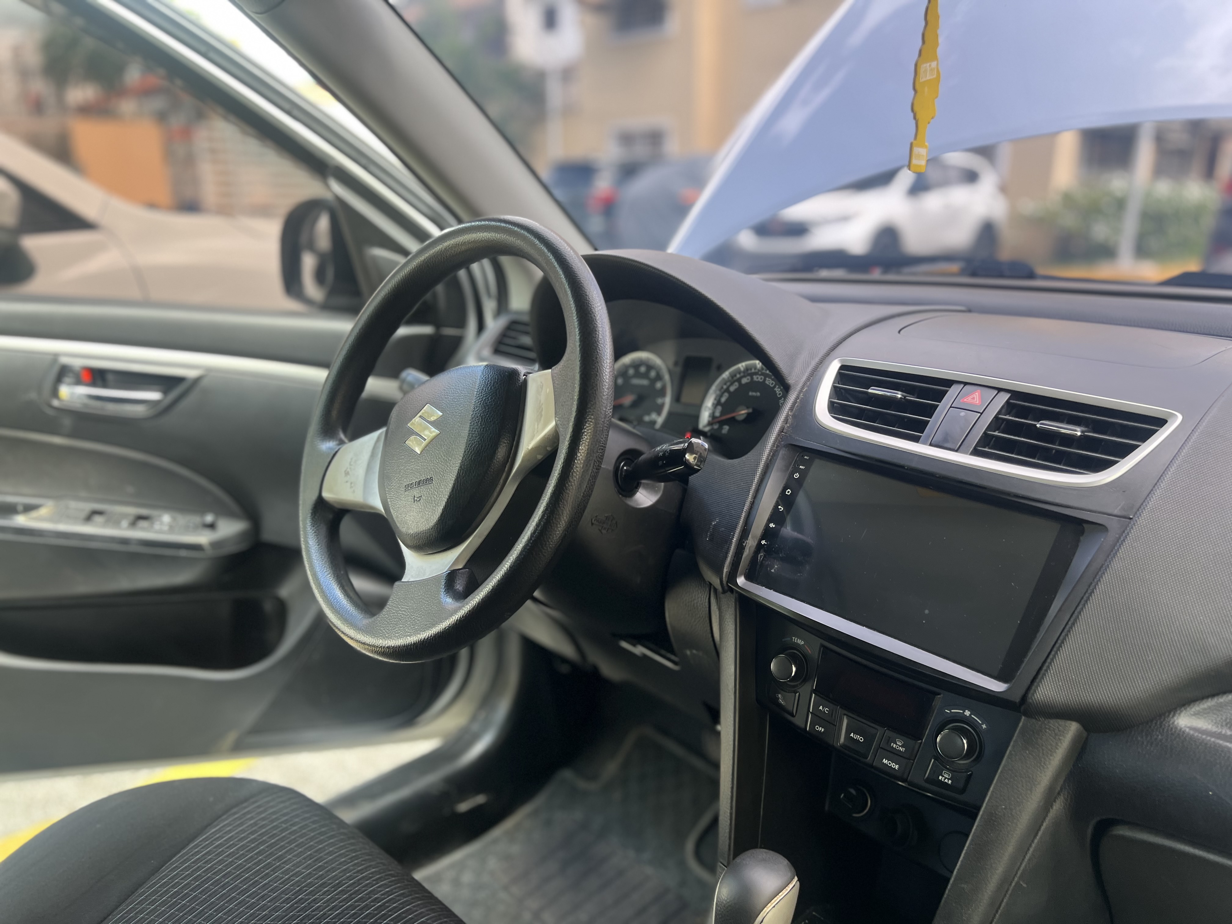 carros - Vehículo Suzuki Swift 2014 1