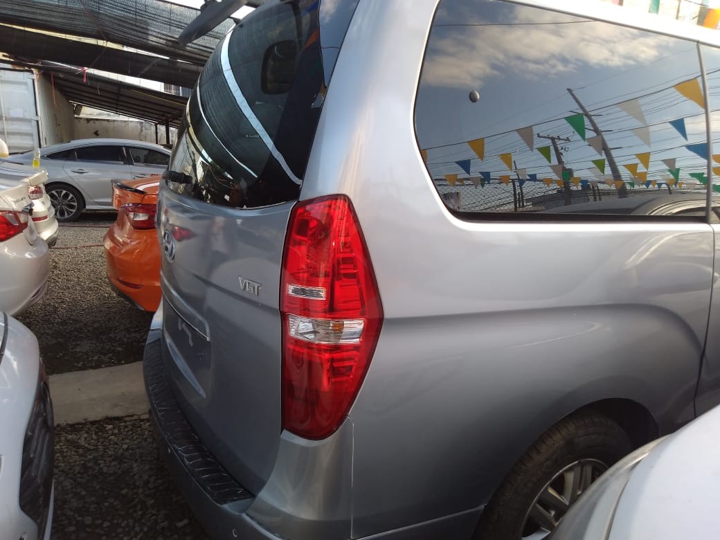 jeepetas y camionetas - HYUNDAI GRAND STAREX 2017 GRISDESDE: RD$1150.100 2