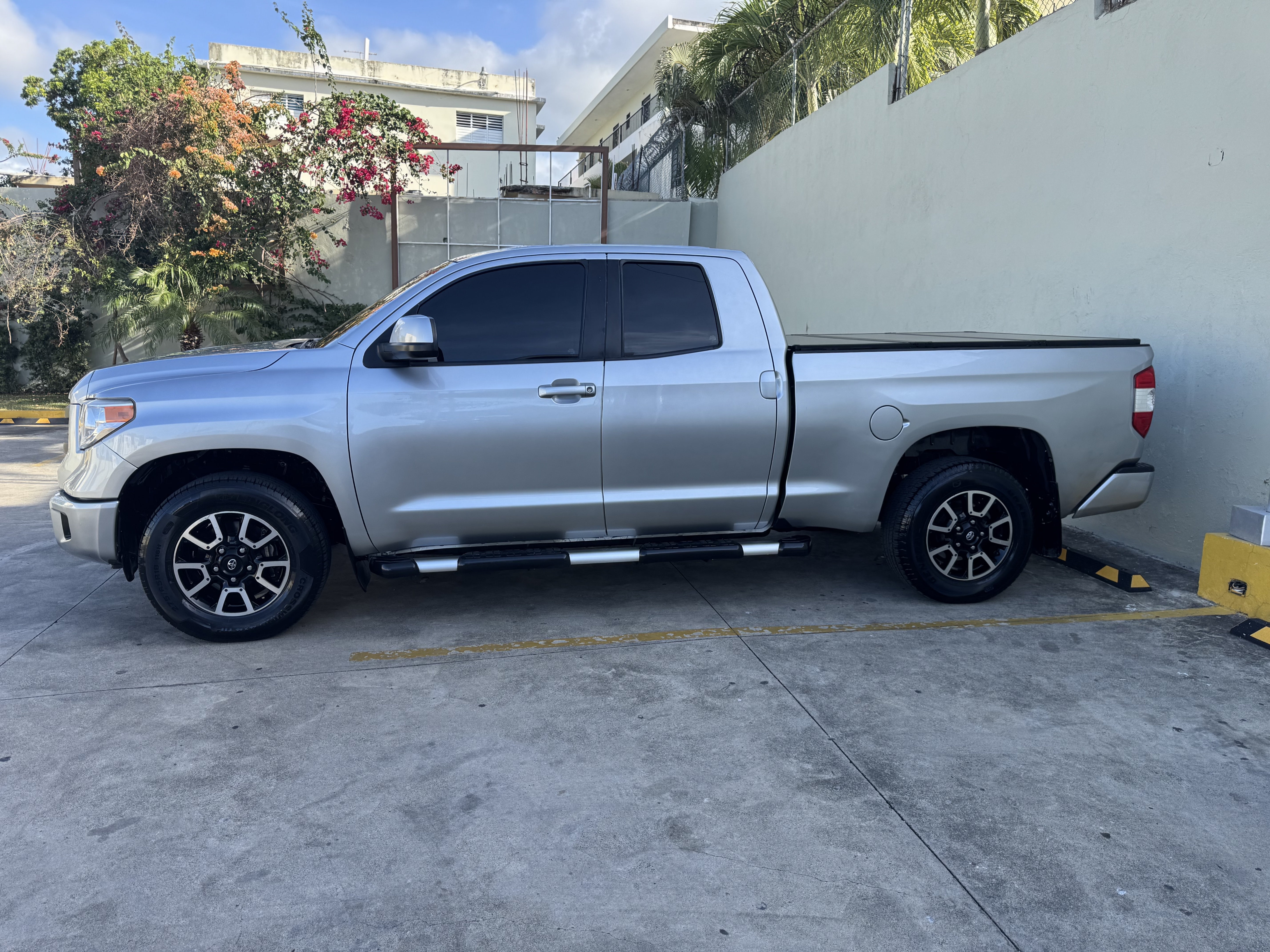 camiones y vehiculos pesados - Toyota tundra 2014  0