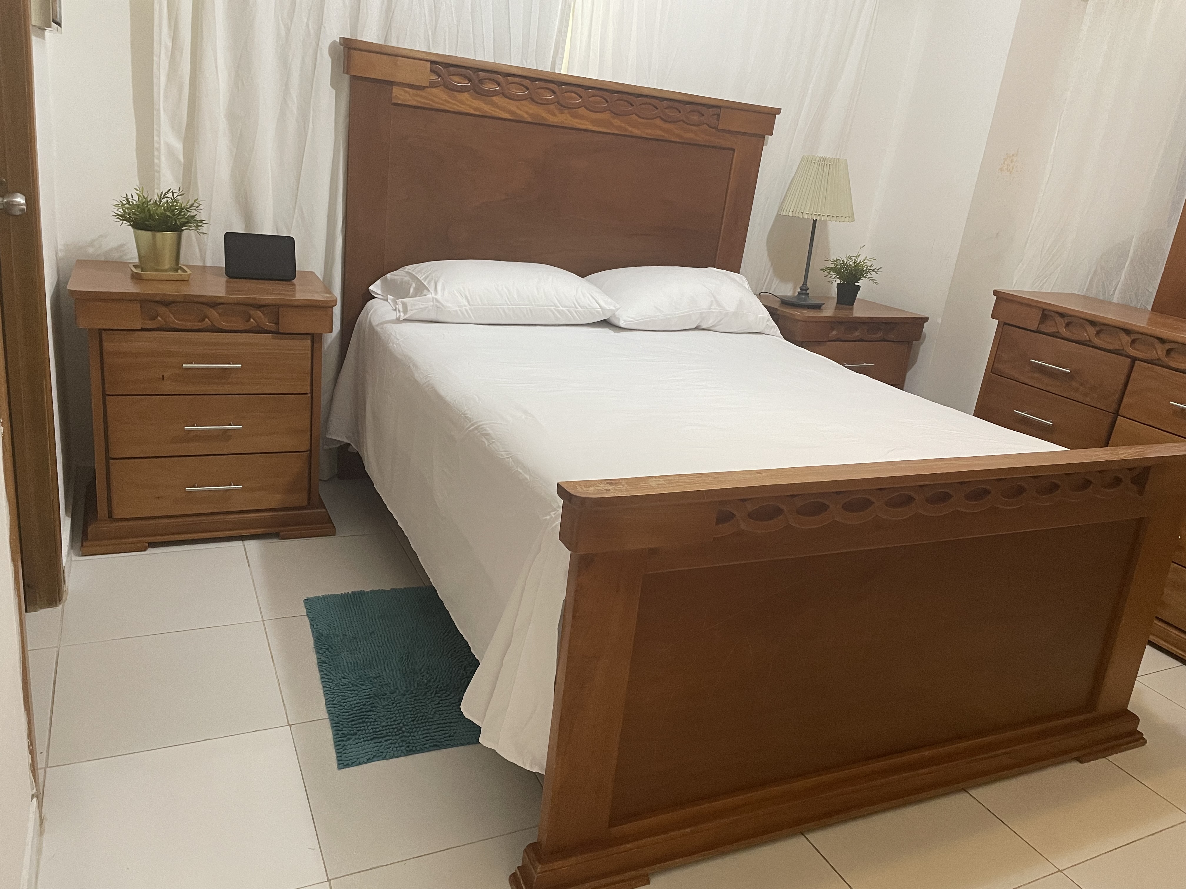 muebles y colchones - Vendo juego de habitación en caoba usado.  Negociable. 0