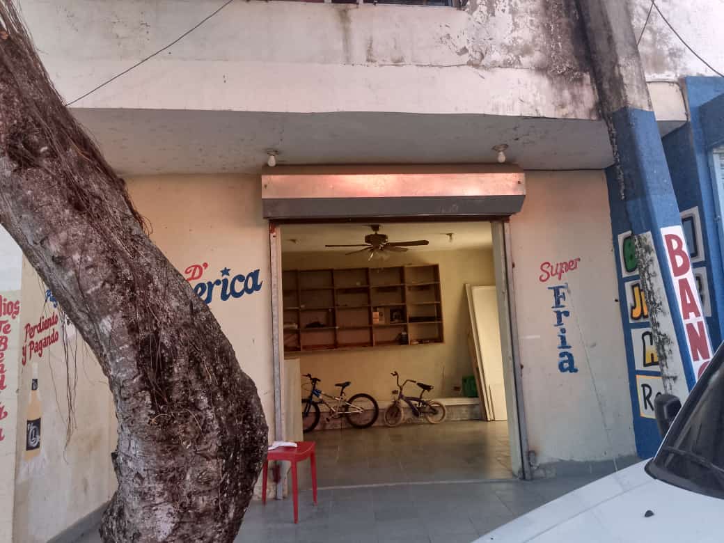 oficinas y locales comerciales - Alquilo 
local comercial 
agua luz 
1 puerta frontal 
2 baños  3