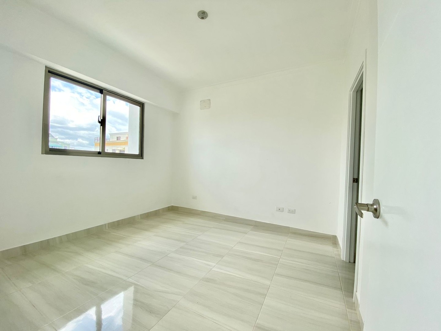 apartamentos - Apartamento con línea blanca en Evaristo Morales  1