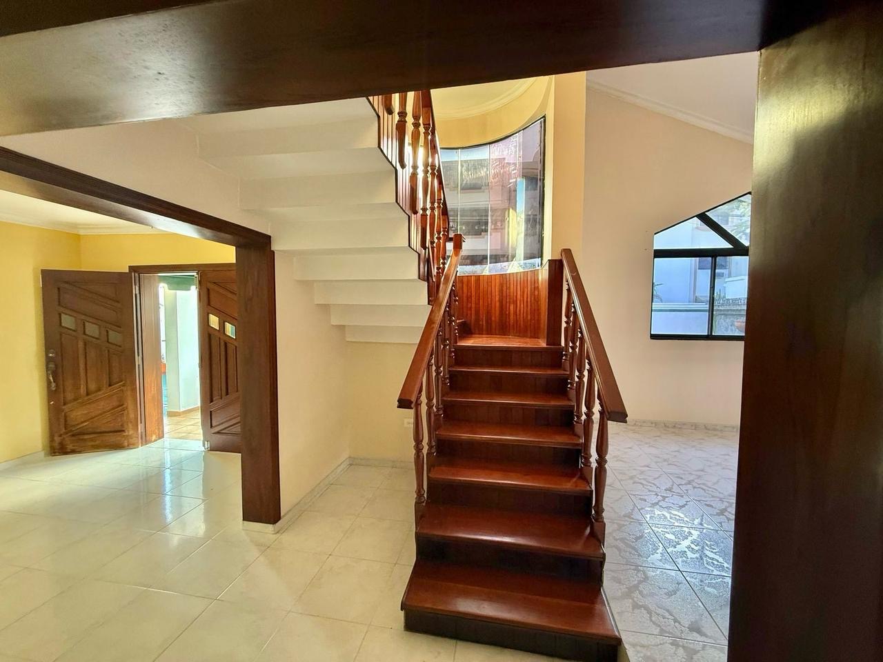 casas - Alquiló casa en Bella vista sur tres hab 3.5 baños 1