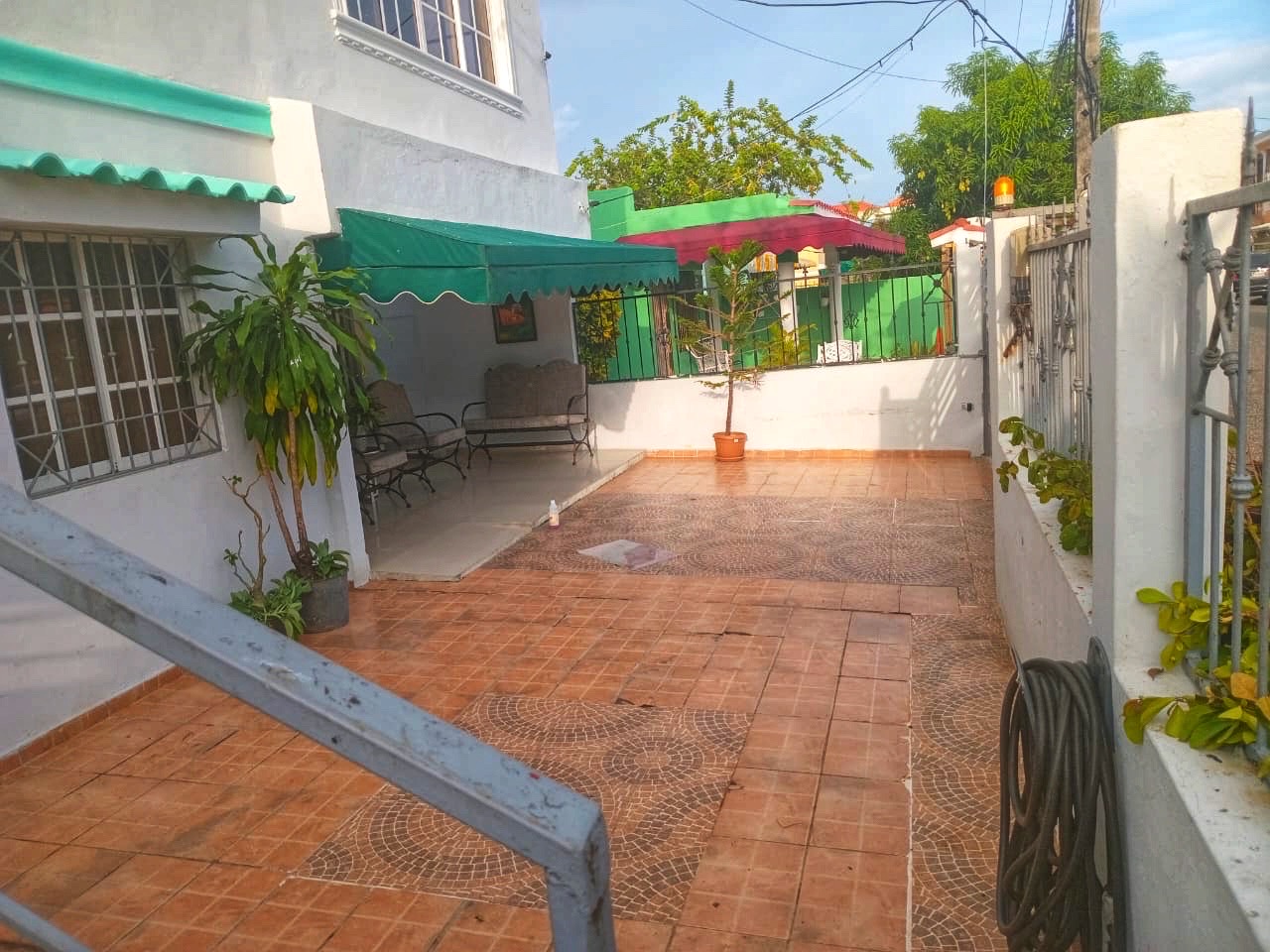 casas - VENDO CASA DE 2 NIVELES EN BAYONA STO DGO ESTE PROL 27 DE FEBRERO 