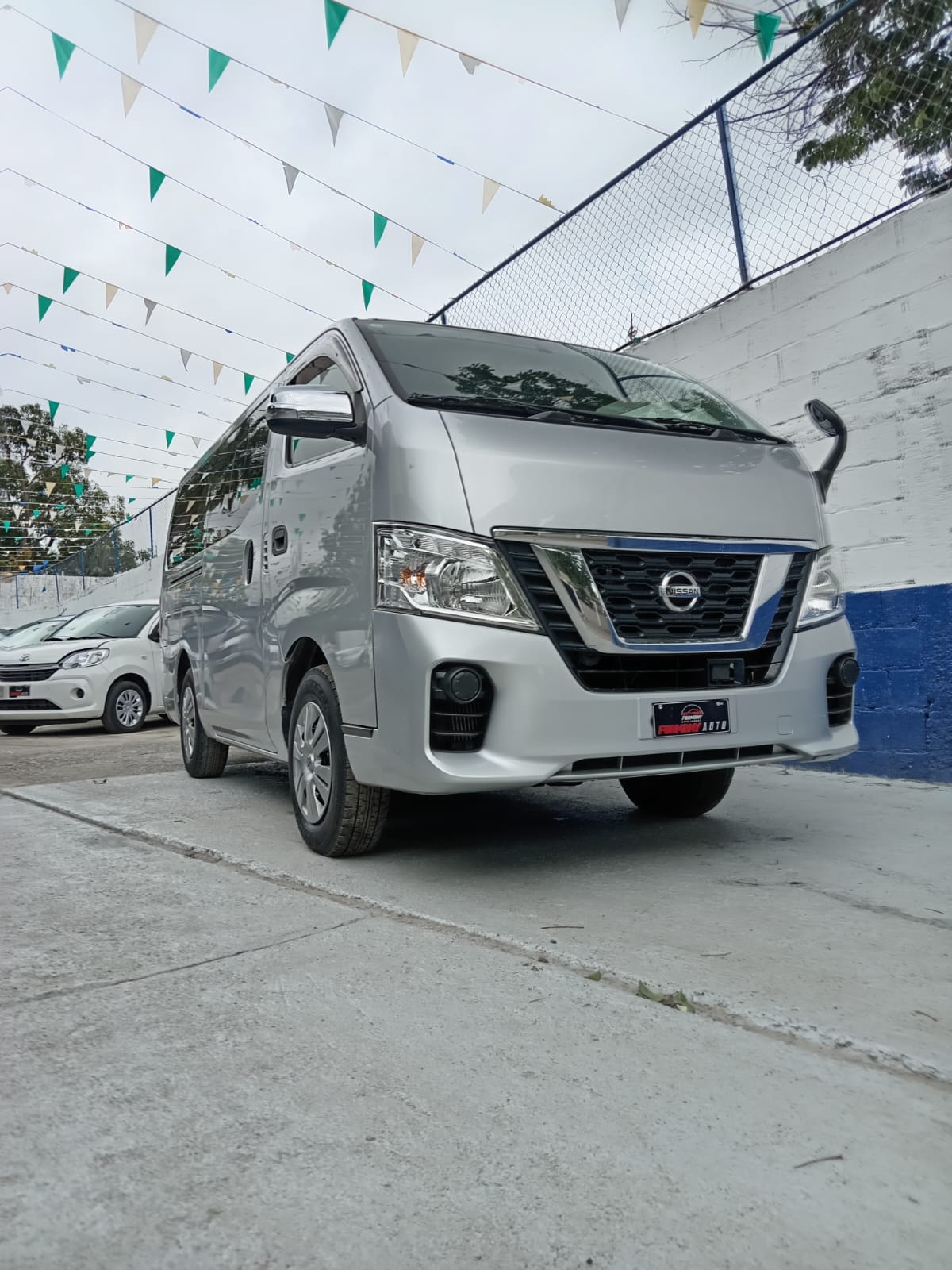 carros - NISSAN CARAVAN NV350 1