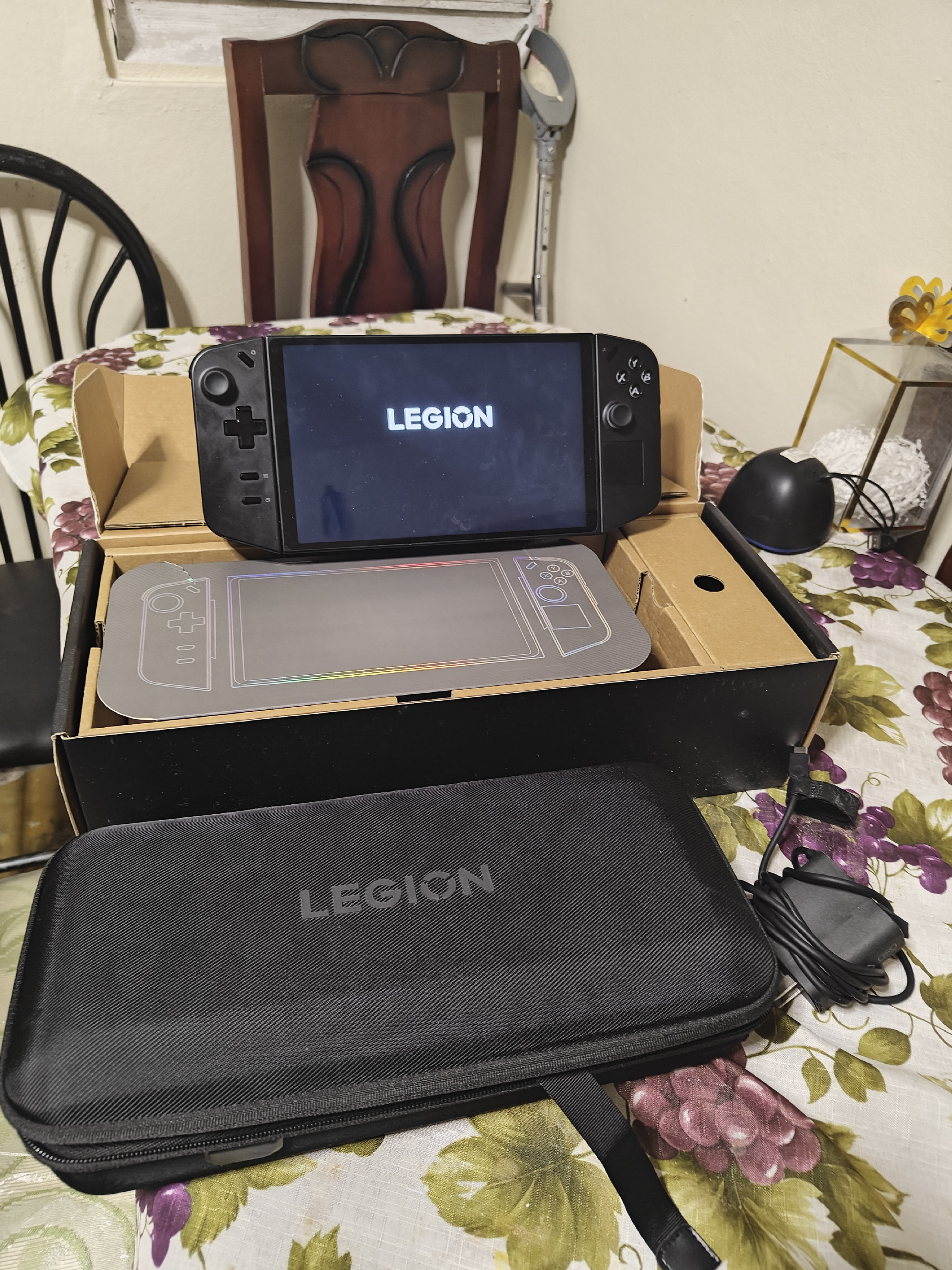consolas y videojuegos - Lenovo legión go de 16gb y 512gb. con su cargador original, bulto y caja. 1