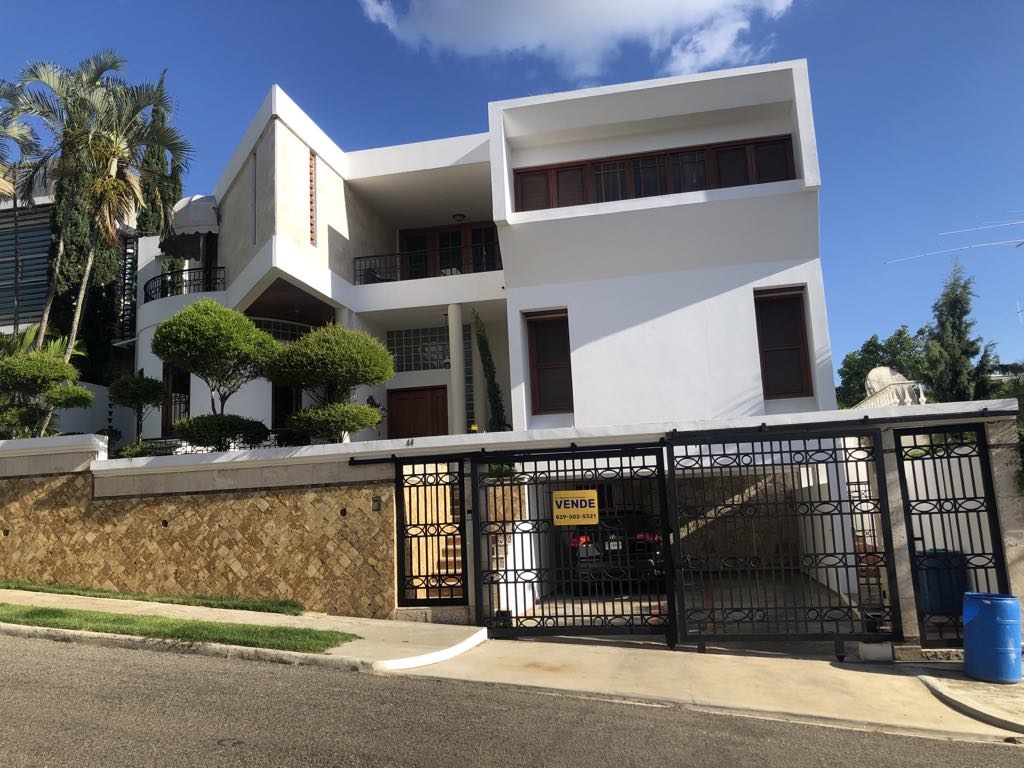 casas - Amplia y hermosa residencia en Santiago