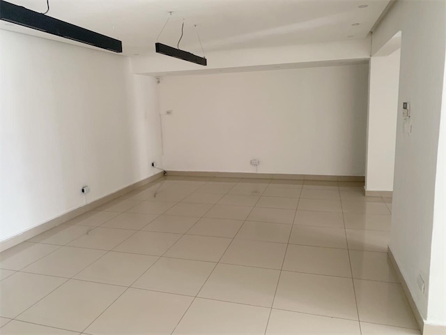 oficinas y locales comerciales - Amplia propiedad esquinera 2
