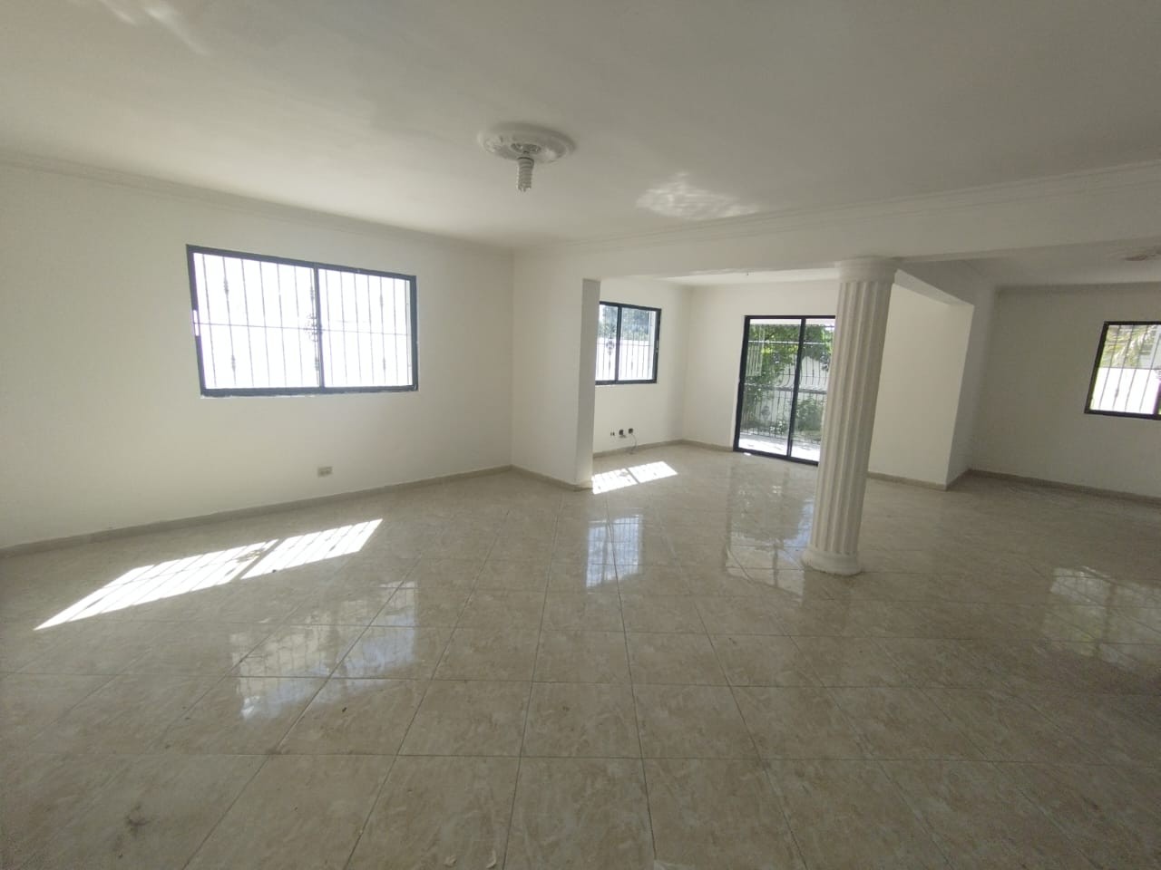 casas - Se Vende Casa en Los Rios Sector Colinas del Seminario.
200mst
RD$15,500.000 6