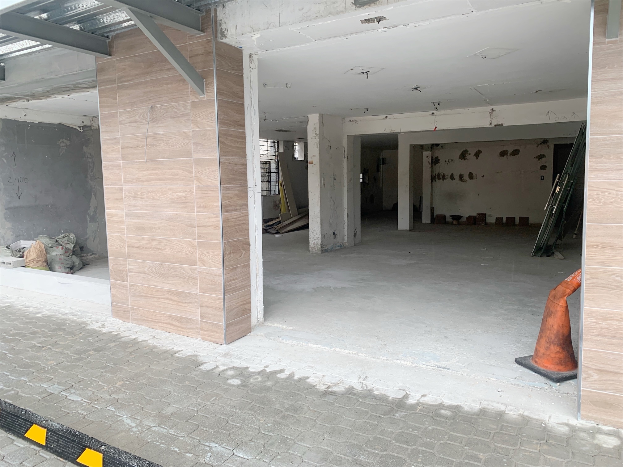 oficinas y locales comerciales - Local amplio en Naco 6