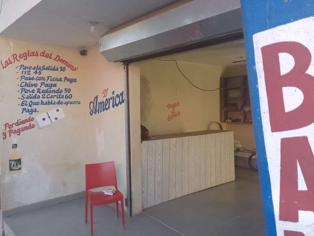 oficinas y locales comerciales - Alquilo 
local comercial 
agua luz 
1 puerta frontal 
2 baños  0