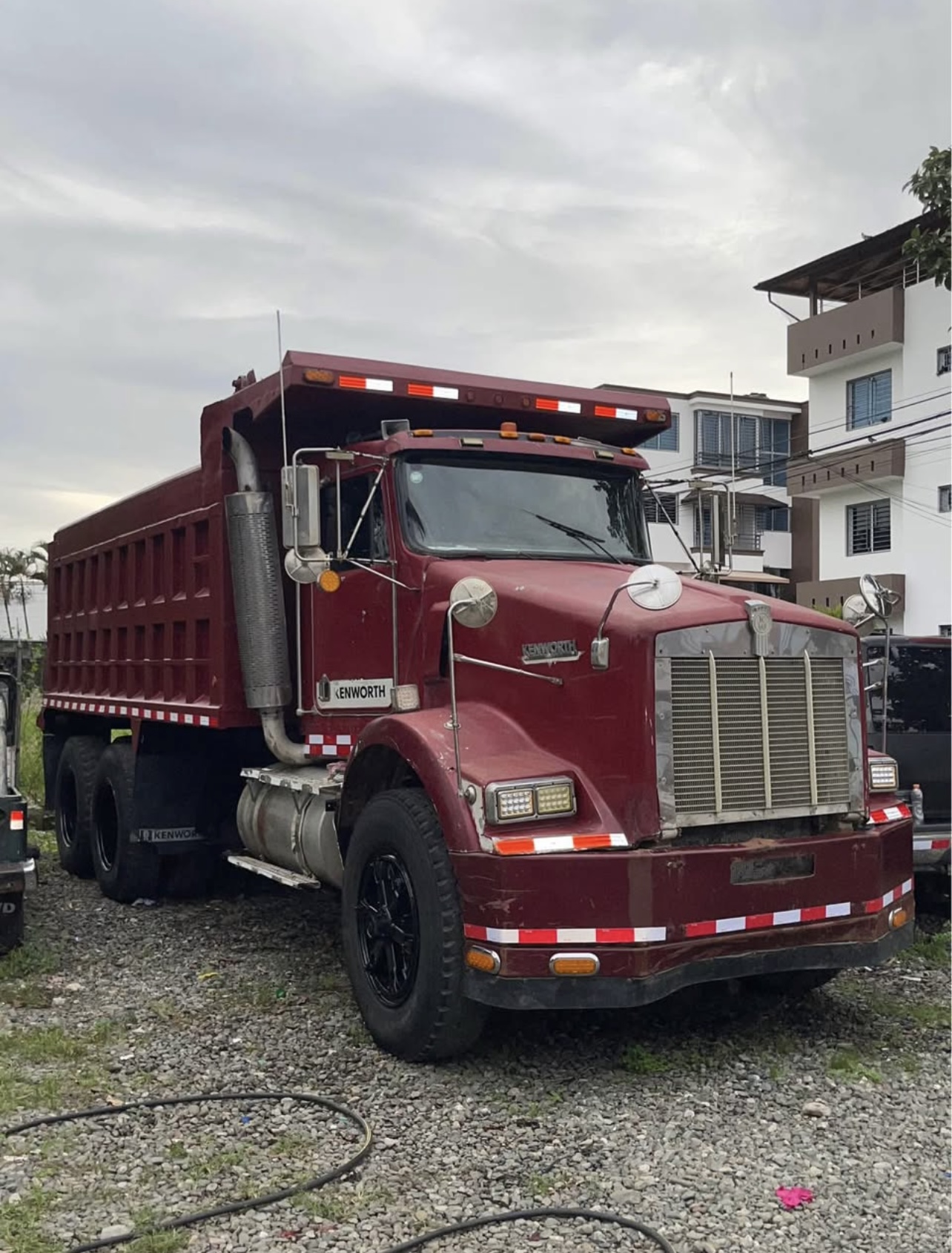 camiones y vehiculos pesados - Camión volteo Kenworth T800 1