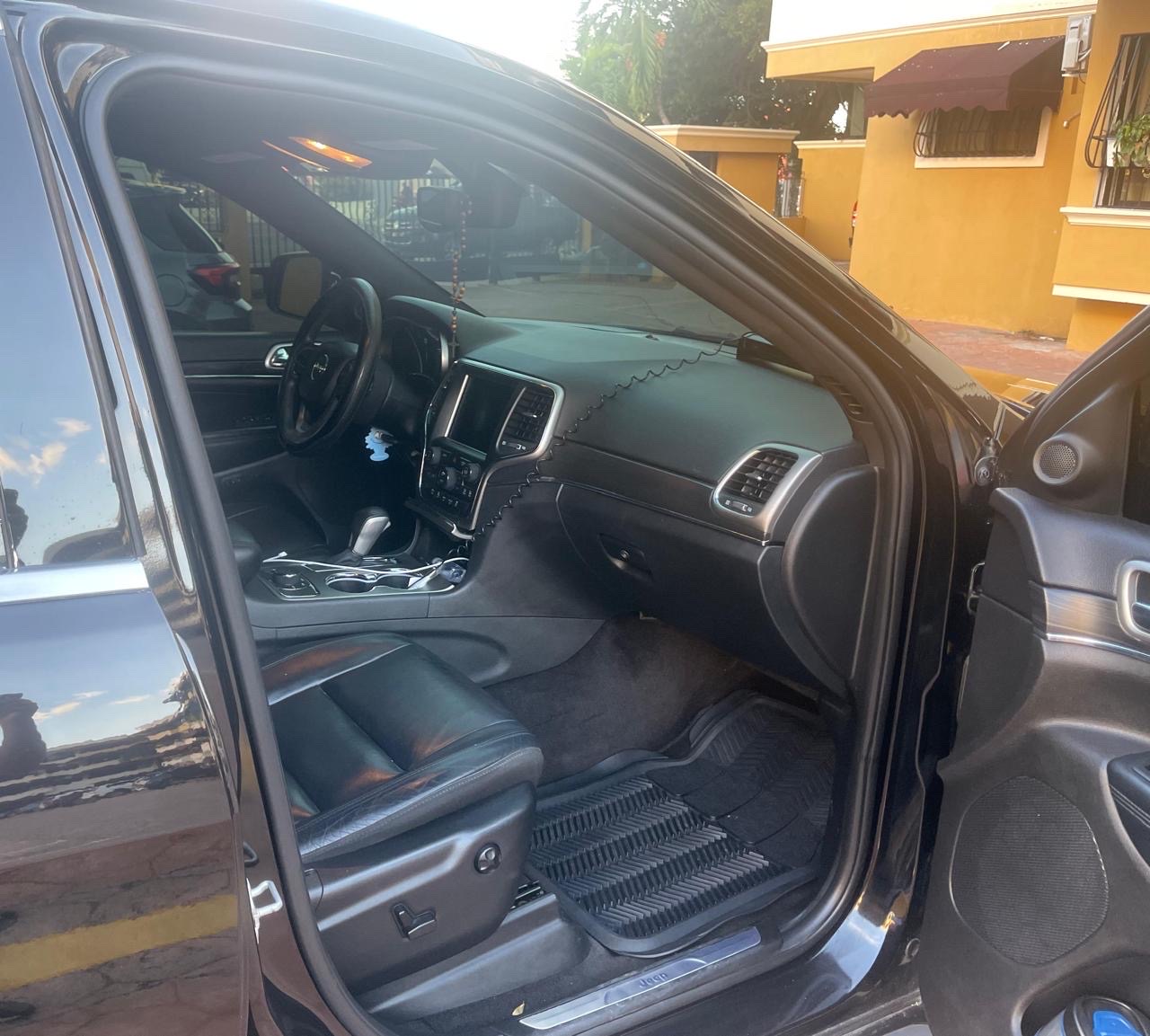 jeepetas y camionetas - vendo Jeep grand Cherokee limited 2018 4