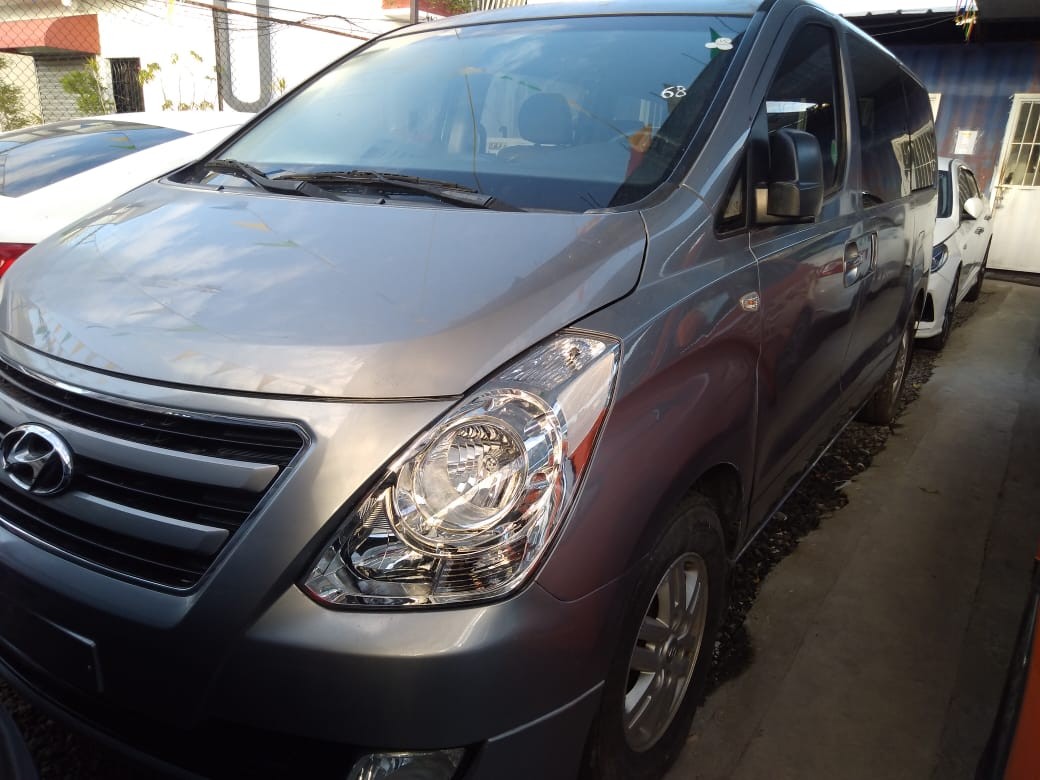 jeepetas y camionetas - HYUNDAI GRAND STAREX 2017 GRISDESDE: RD$1150.100