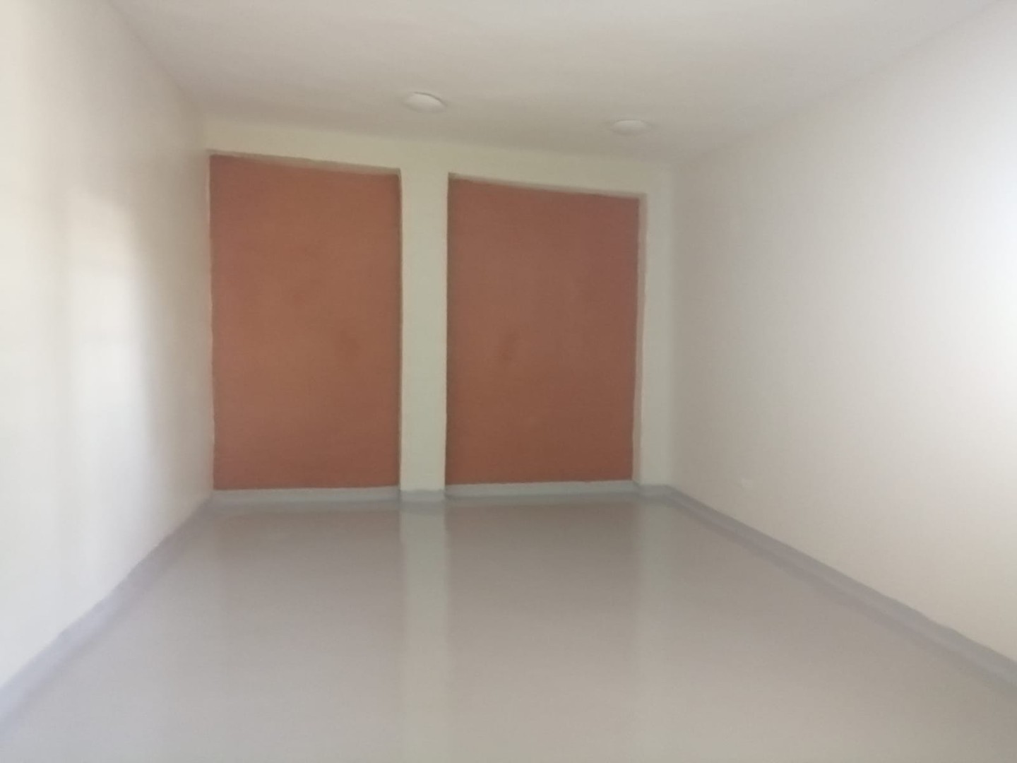 oficinas y locales comerciales - Alquilo Local 443 mts Los Prados
 5