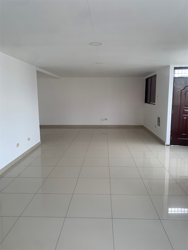 oficinas y locales comerciales - Amplia propiedad esquinera 3