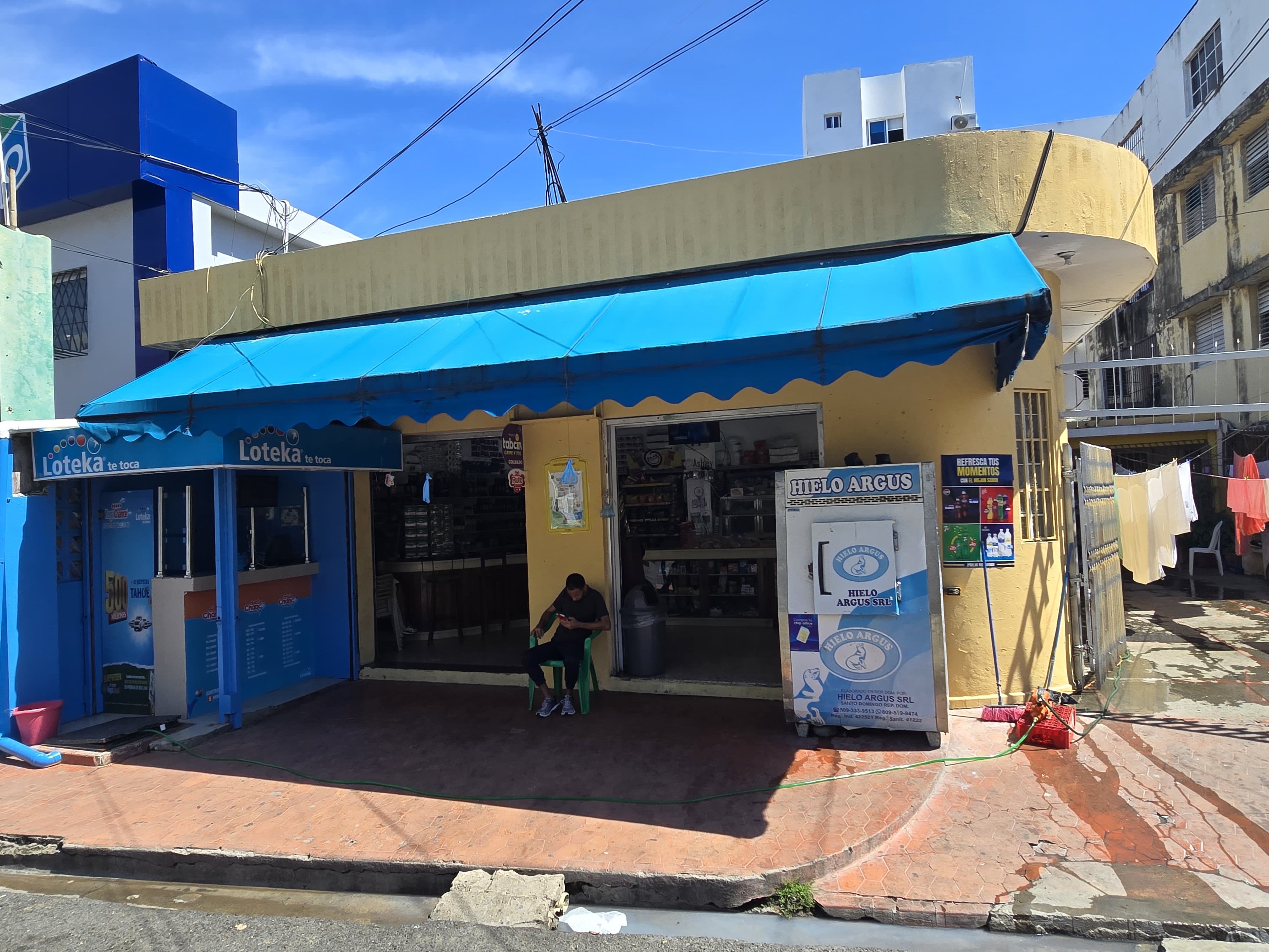 oficinas y locales comerciales - colmado en venta  2