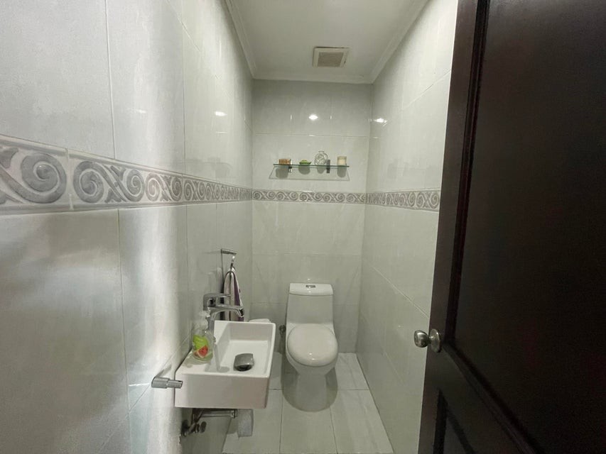 apartamentos - Apartamento en venta #24-1303 balcón, 3 hab. cocina fria y caliente, terraza. 7