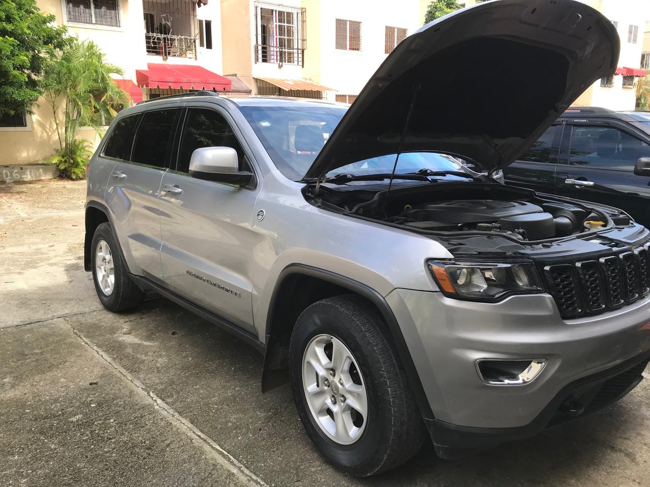 jeepetas y camionetas - Grand cherokee Laredo 4x4 2018  7