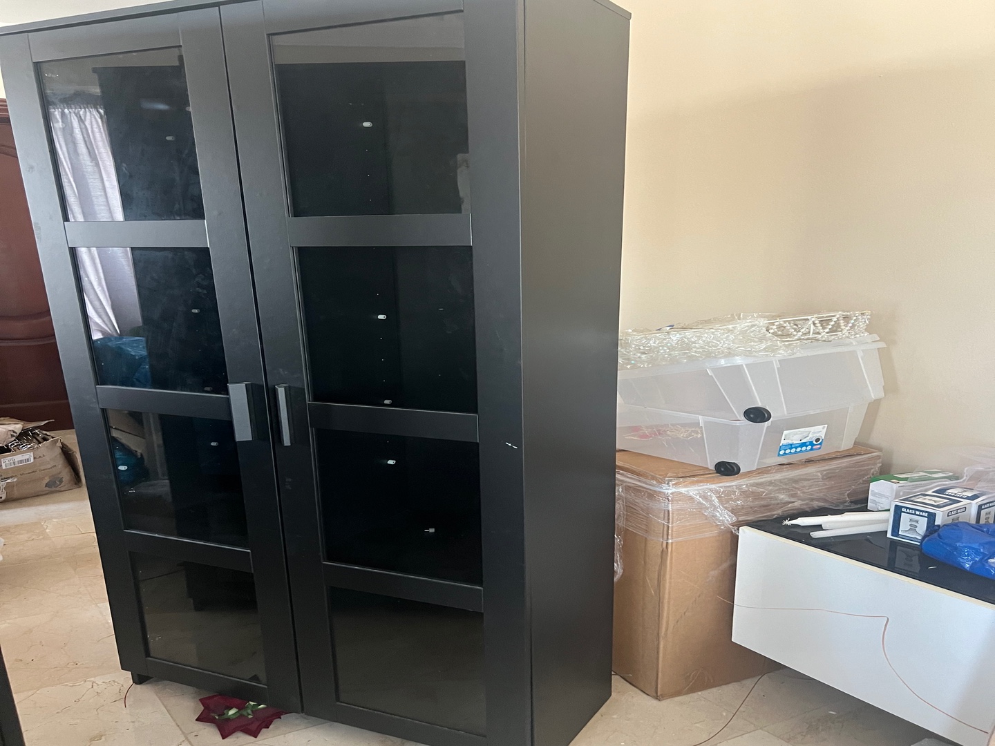 muebles y colchones - Vitrina Negra Ikea
Usada
 4