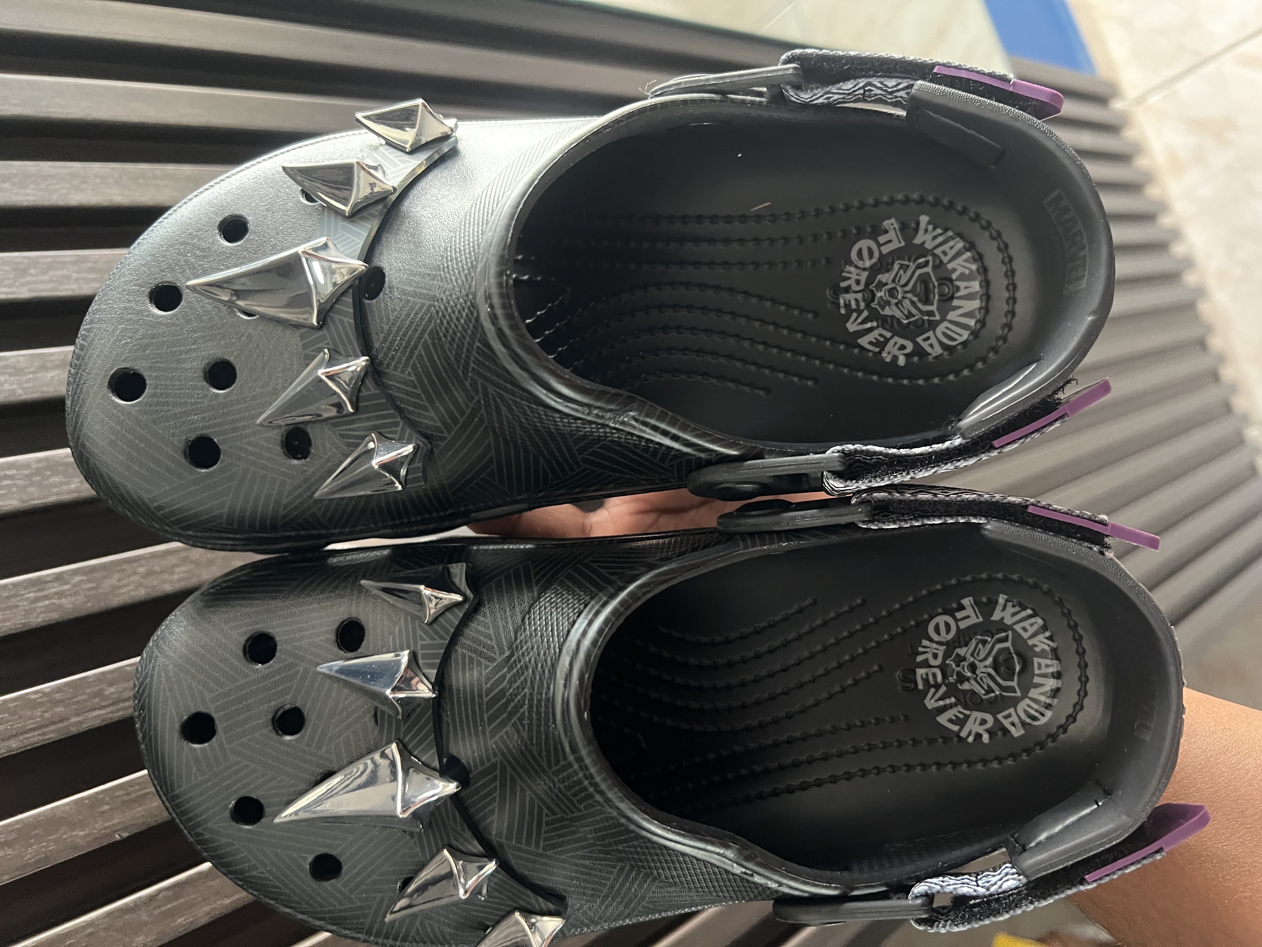 zapatos para hombre - Crocs All-Terrain x Marvel Black Panther Classic Size: 7 hombre 4