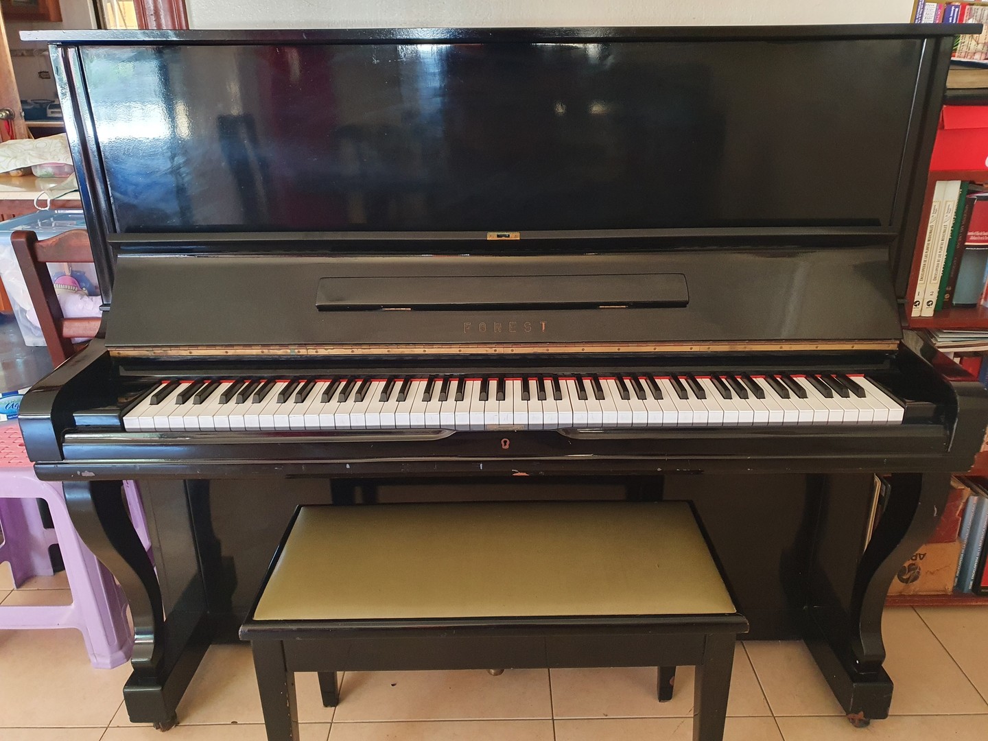 instrumentos musicales - Piano vertical (de pared) marca FOREST en venta (negociable). 0