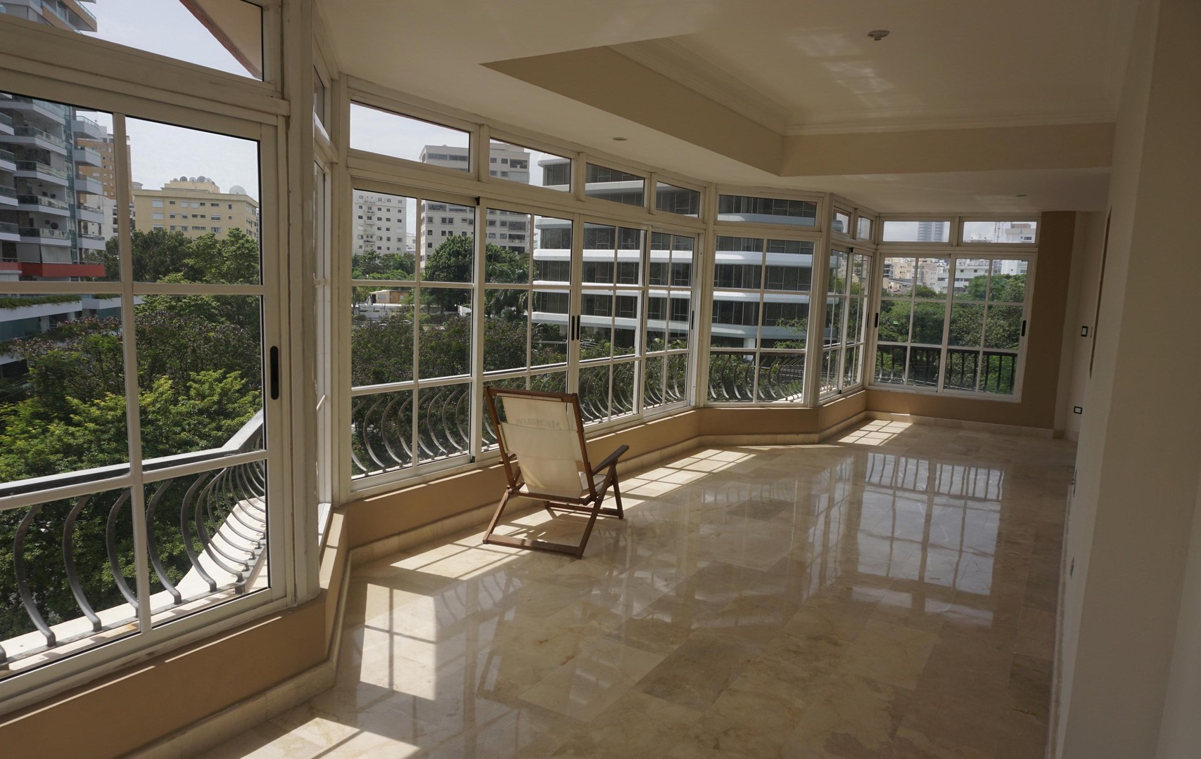 apartamentos - DISPONIBLE La Esperilla 4to piso 3 habitaciones 3.5 banos estudio family 3 parqu