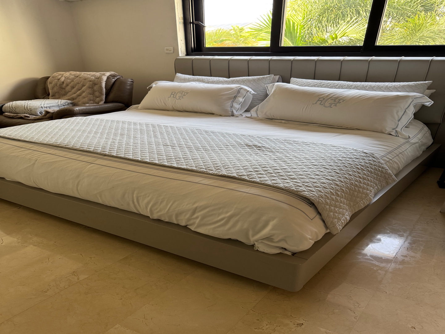 muebles y colchones - Cama de Residenzza como nueva en piel.