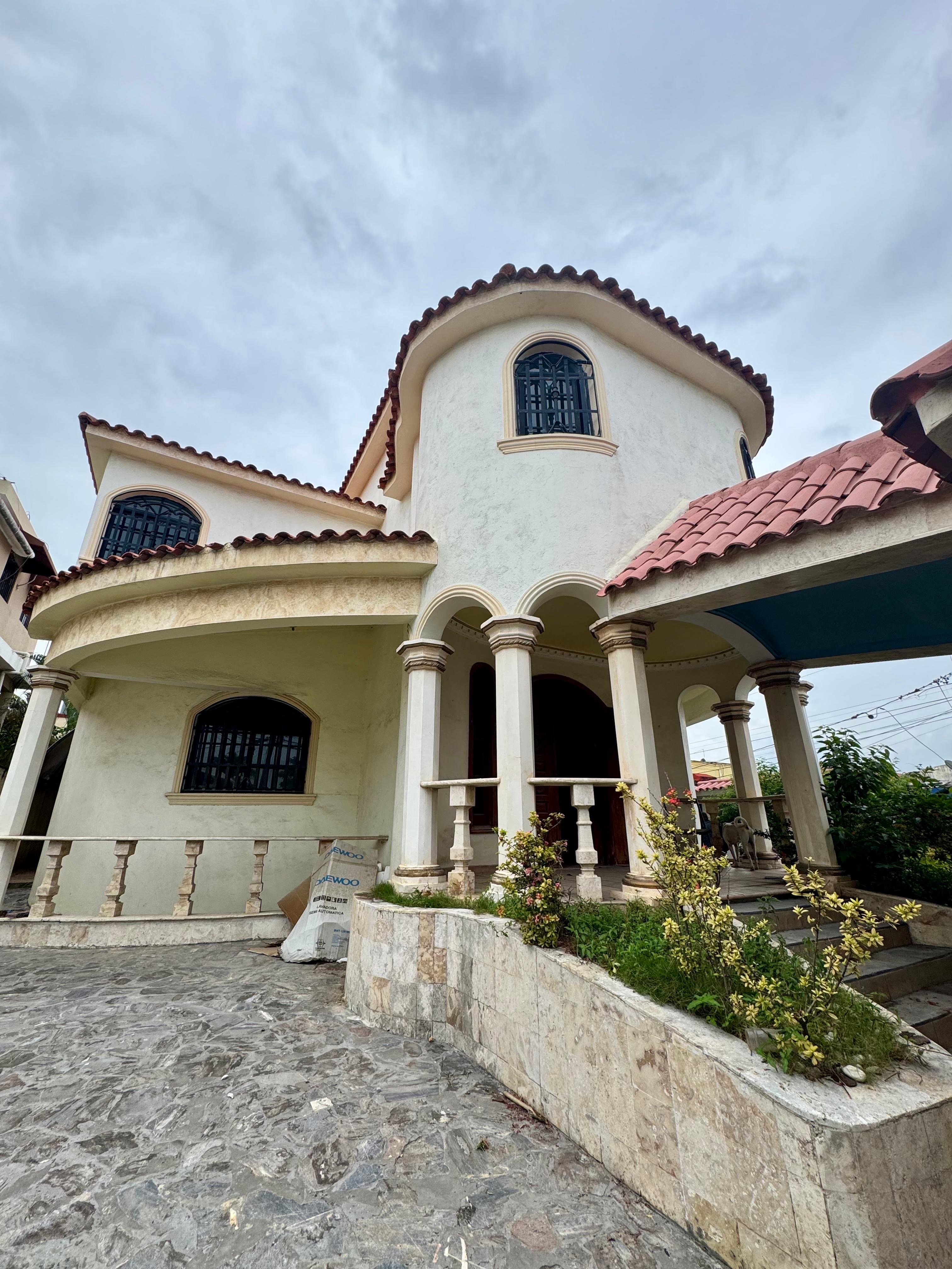casas - venta de majestuosa casa con piscina en lucerna Santo Domingo este  0
